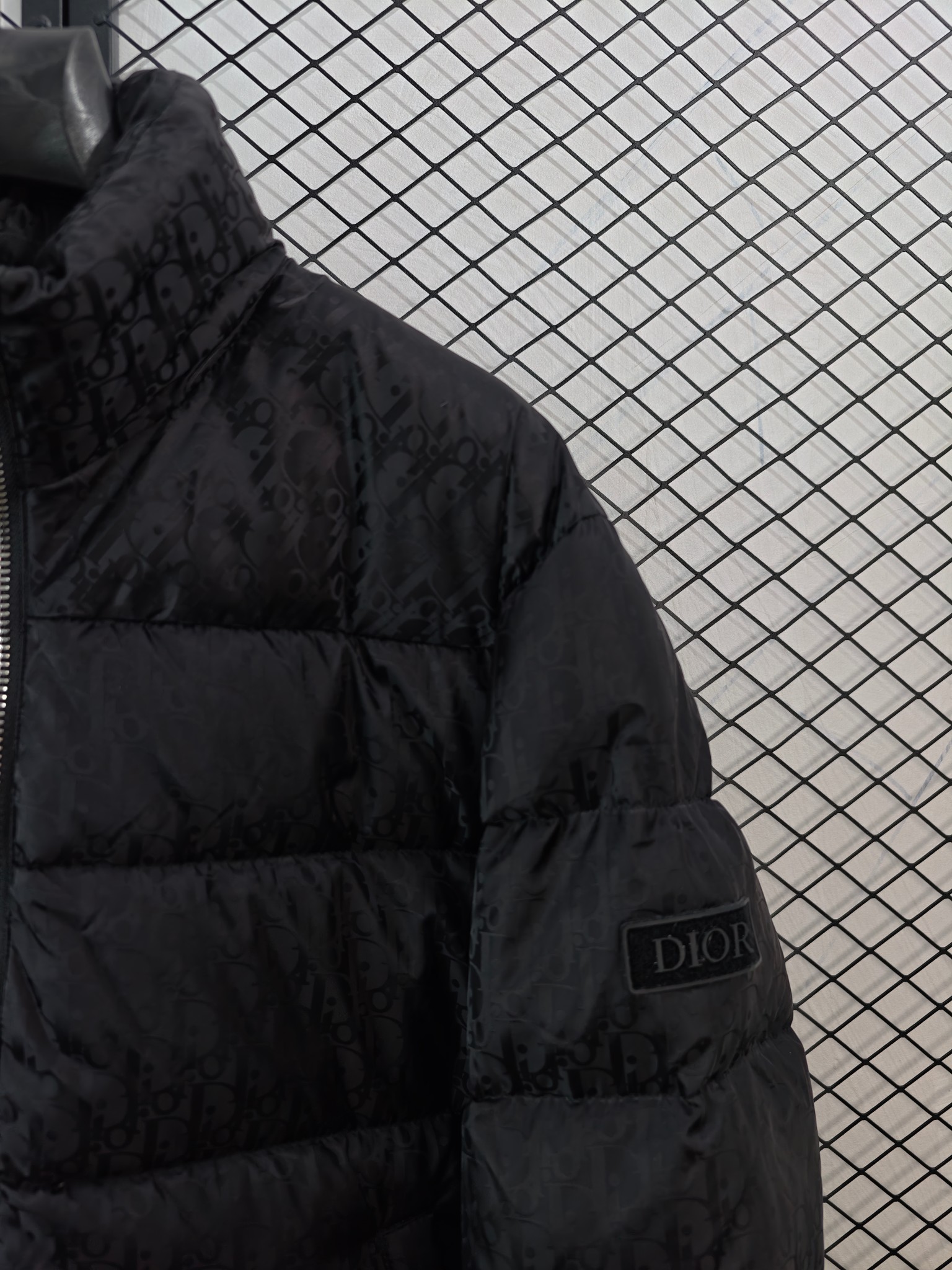 💰360
【DIOR 迪奥 | 冬季新款】
满印CD暗花Logo羽绒服· 90白鸭绒 · 男女同款

● 核心工艺：采用激光提花技术，使满印CD暗花Logo呈现立体3D效果，凹凸有致；运用热熔技术一次成型，搭配原厂定制钨金材质皮标与双向分段拉链，细节精湛。
●甄选材质：填充90%白鸭绒，蓬松度达600+，有效防止钻绒；外层为定制防风防水面料，结合立领设计与松紧袖口，强化保暖性能。
●包容版型：男女同款立领剪裁，版型利落，适配多种身形与日常多场景穿搭。

尺码参考
44/ 46 / 48 / 50 / 52 / 54
（建议参照品牌官方尺码表选择）

配色
黑色｜白色｜蓝色

#DIOR #满印Logo #90白鸭绒 #激光提花 #男女同款

