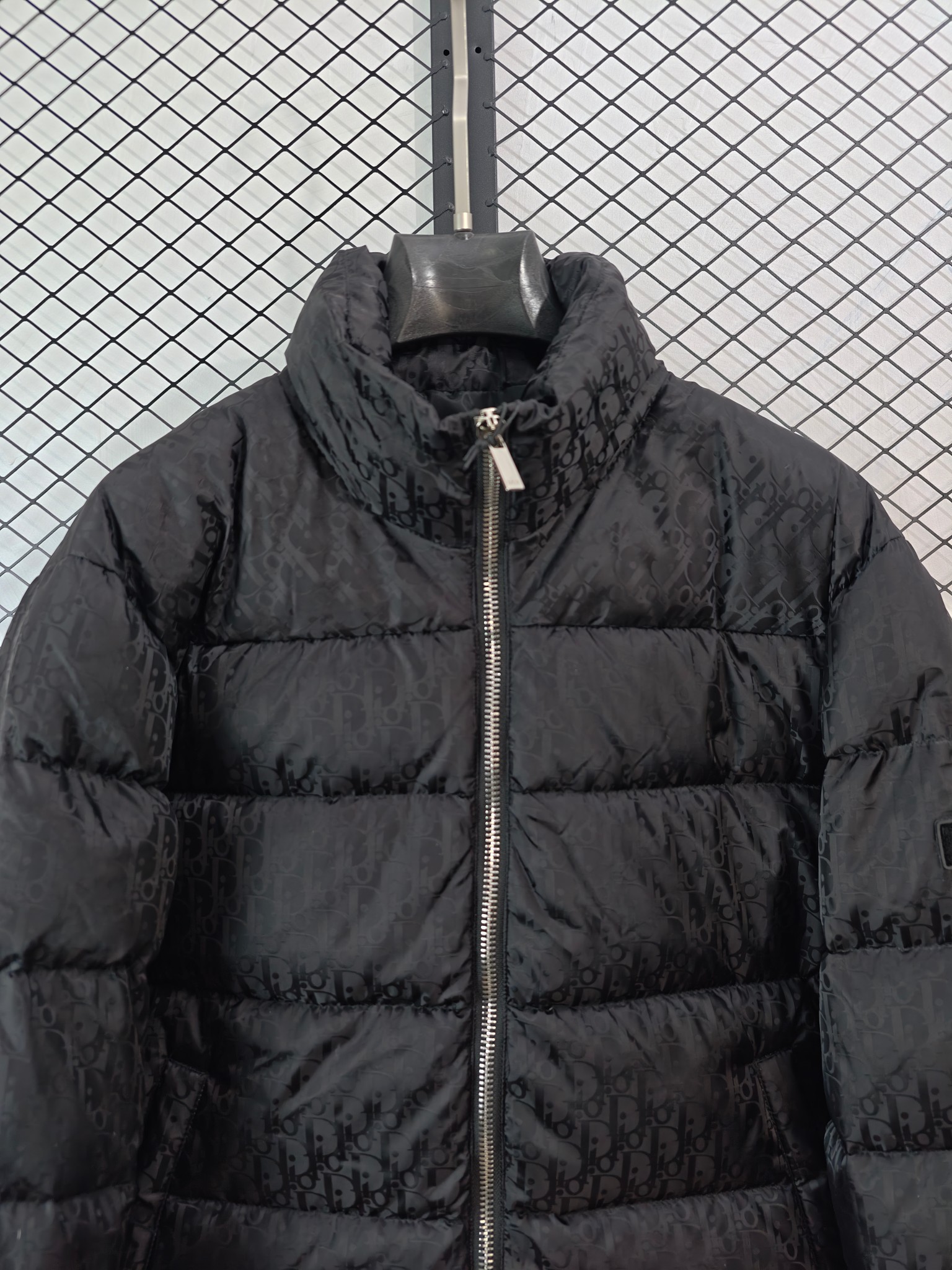 💰360
【DIOR 迪奥 | 冬季新款】
满印CD暗花Logo羽绒服· 90白鸭绒 · 男女同款

● 核心工艺：采用激光提花技术，使满印CD暗花Logo呈现立体3D效果，凹凸有致；运用热熔技术一次成型，搭配原厂定制钨金材质皮标与双向分段拉链，细节精湛。
●甄选材质：填充90%白鸭绒，蓬松度达600+，有效防止钻绒；外层为定制防风防水面料，结合立领设计与松紧袖口，强化保暖性能。
●包容版型：男女同款立领剪裁，版型利落，适配多种身形与日常多场景穿搭。

尺码参考
44/ 46 / 48 / 50 / 52 / 54
（建议参照品牌官方尺码表选择）

配色
黑色｜白色｜蓝色

#DIOR #满印Logo #90白鸭绒 #激光提花 #男女同款

