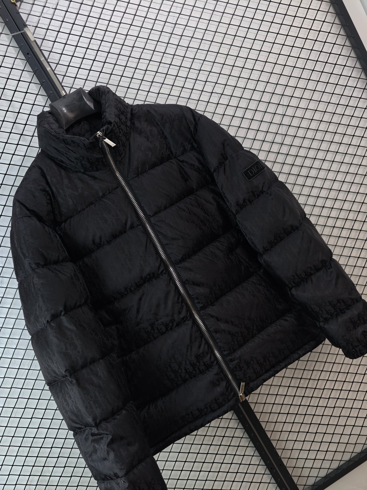 💰360
【DIOR 迪奥 | 冬季新款】
满印CD暗花Logo羽绒服· 90白鸭绒 · 男女同款

● 核心工艺：采用激光提花技术，使满印CD暗花Logo呈现立体3D效果，凹凸有致；运用热熔技术一次成型，搭配原厂定制钨金材质皮标与双向分段拉链，细节精湛。
●甄选材质：填充90%白鸭绒，蓬松度达600+，有效防止钻绒；外层为定制防风防水面料，结合立领设计与松紧袖口，强化保暖性能。
●包容版型：男女同款立领剪裁，版型利落，适配多种身形与日常多场景穿搭。

尺码参考
44/ 46 / 48 / 50 / 52 / 54
（建议参照品牌官方尺码表选择）

配色
黑色｜白色｜蓝色

#DIOR #满印Logo #90白鸭绒 #激光提花 #男女同款

