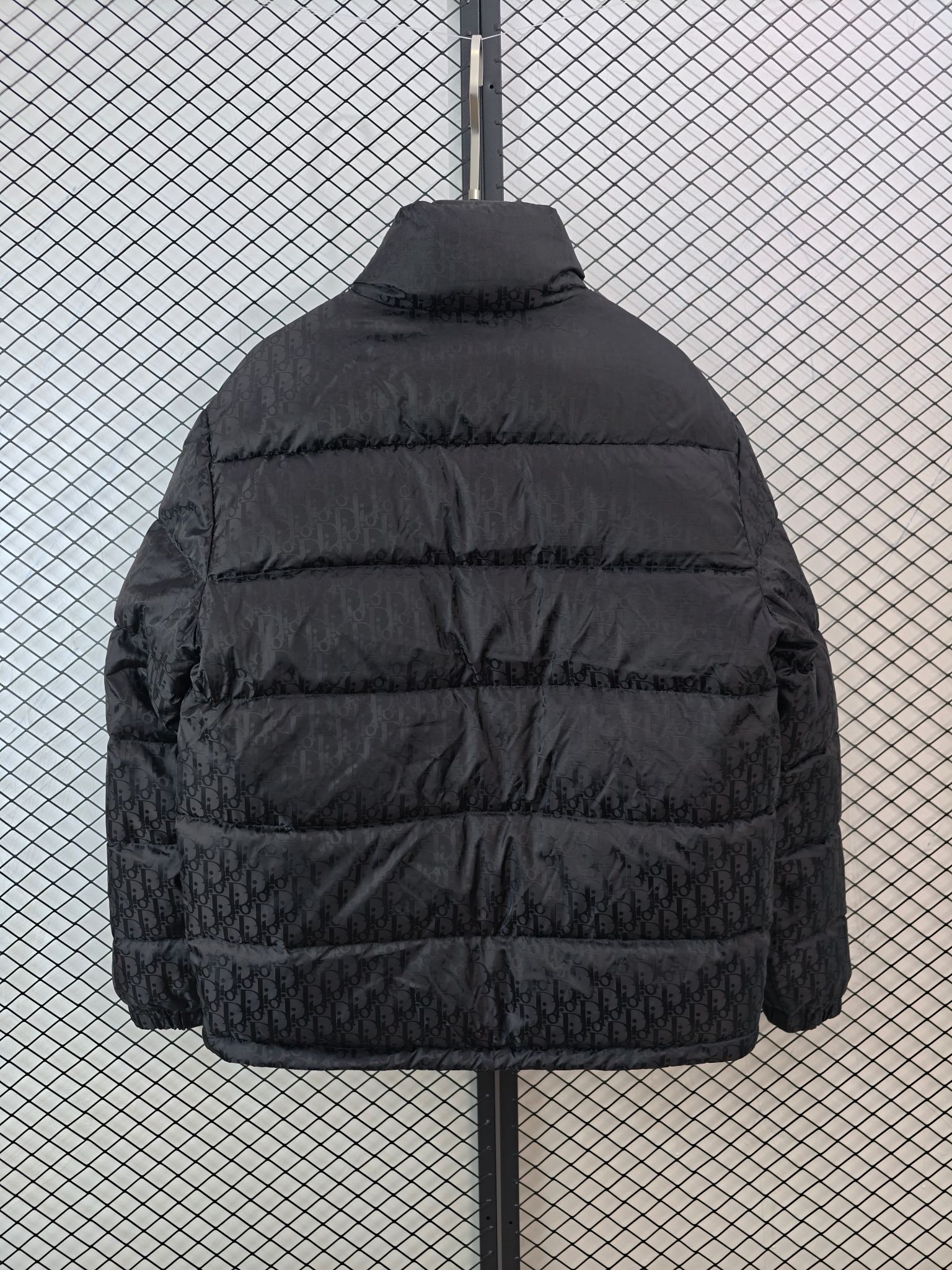 💰360
【DIOR 迪奥 | 冬季新款】
满印CD暗花Logo羽绒服· 90白鸭绒 · 男女同款

● 核心工艺：采用激光提花技术，使满印CD暗花Logo呈现立体3D效果，凹凸有致；运用热熔技术一次成型，搭配原厂定制钨金材质皮标与双向分段拉链，细节精湛。
●甄选材质：填充90%白鸭绒，蓬松度达600+，有效防止钻绒；外层为定制防风防水面料，结合立领设计与松紧袖口，强化保暖性能。
●包容版型：男女同款立领剪裁，版型利落，适配多种身形与日常多场景穿搭。

尺码参考
44/ 46 / 48 / 50 / 52 / 54
（建议参照品牌官方尺码表选择）

配色
黑色｜白色｜蓝色

#DIOR #满印Logo #90白鸭绒 #激光提花 #男女同款

