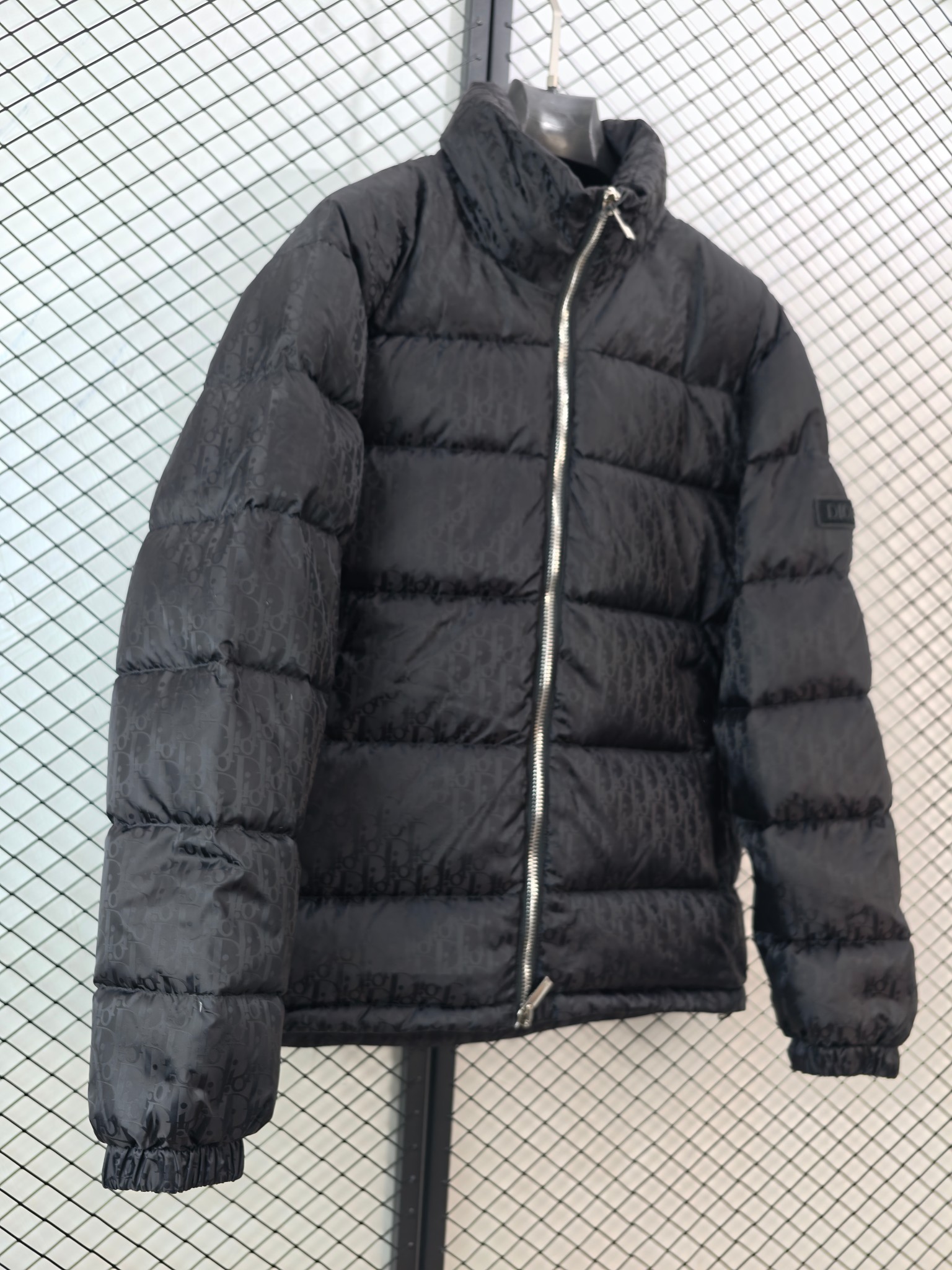 💰360
【DIOR 迪奥 | 冬季新款】
满印CD暗花Logo羽绒服· 90白鸭绒 · 男女同款

● 核心工艺：采用激光提花技术，使满印CD暗花Logo呈现立体3D效果，凹凸有致；运用热熔技术一次成型，搭配原厂定制钨金材质皮标与双向分段拉链，细节精湛。
●甄选材质：填充90%白鸭绒，蓬松度达600+，有效防止钻绒；外层为定制防风防水面料，结合立领设计与松紧袖口，强化保暖性能。
●包容版型：男女同款立领剪裁，版型利落，适配多种身形与日常多场景穿搭。

尺码参考
44/ 46 / 48 / 50 / 52 / 54
（建议参照品牌官方尺码表选择）

配色
黑色｜白色｜蓝色

#DIOR #满印Logo #90白鸭绒 #激光提花 #男女同款

