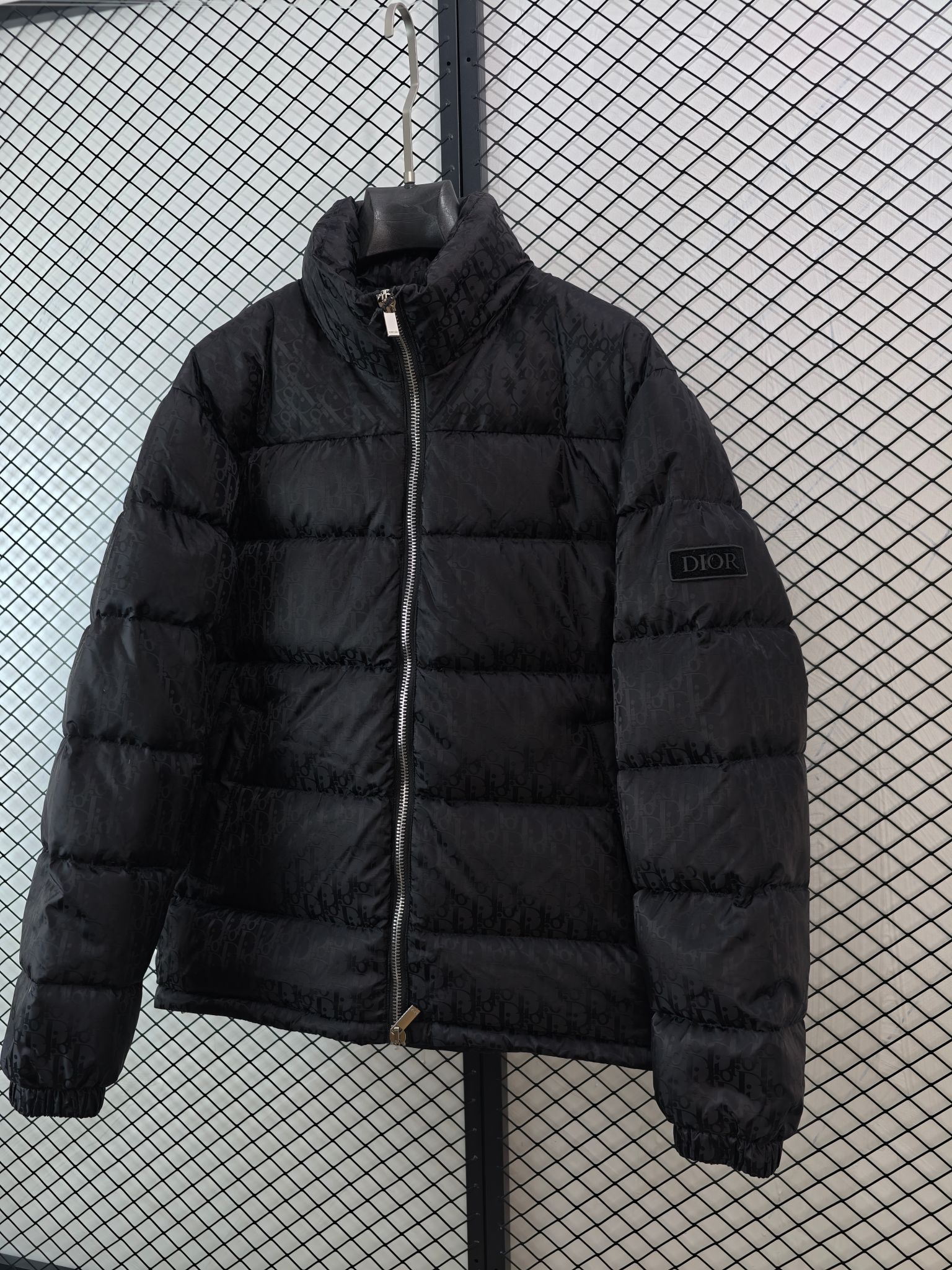 💰360
【DIOR 迪奥 | 冬季新款】
满印CD暗花Logo羽绒服· 90白鸭绒 · 男女同款

● 核心工艺：采用激光提花技术，使满印CD暗花Logo呈现立体3D效果，凹凸有致；运用热熔技术一次成型，搭配原厂定制钨金材质皮标与双向分段拉链，细节精湛。
●甄选材质：填充90%白鸭绒，蓬松度达600+，有效防止钻绒；外层为定制防风防水面料，结合立领设计与松紧袖口，强化保暖性能。
●包容版型：男女同款立领剪裁，版型利落，适配多种身形与日常多场景穿搭。

尺码参考
44/ 46 / 48 / 50 / 52 / 54
（建议参照品牌官方尺码表选择）

配色
黑色｜白色｜蓝色

#DIOR #满印Logo #90白鸭绒 #激光提花 #男女同款

