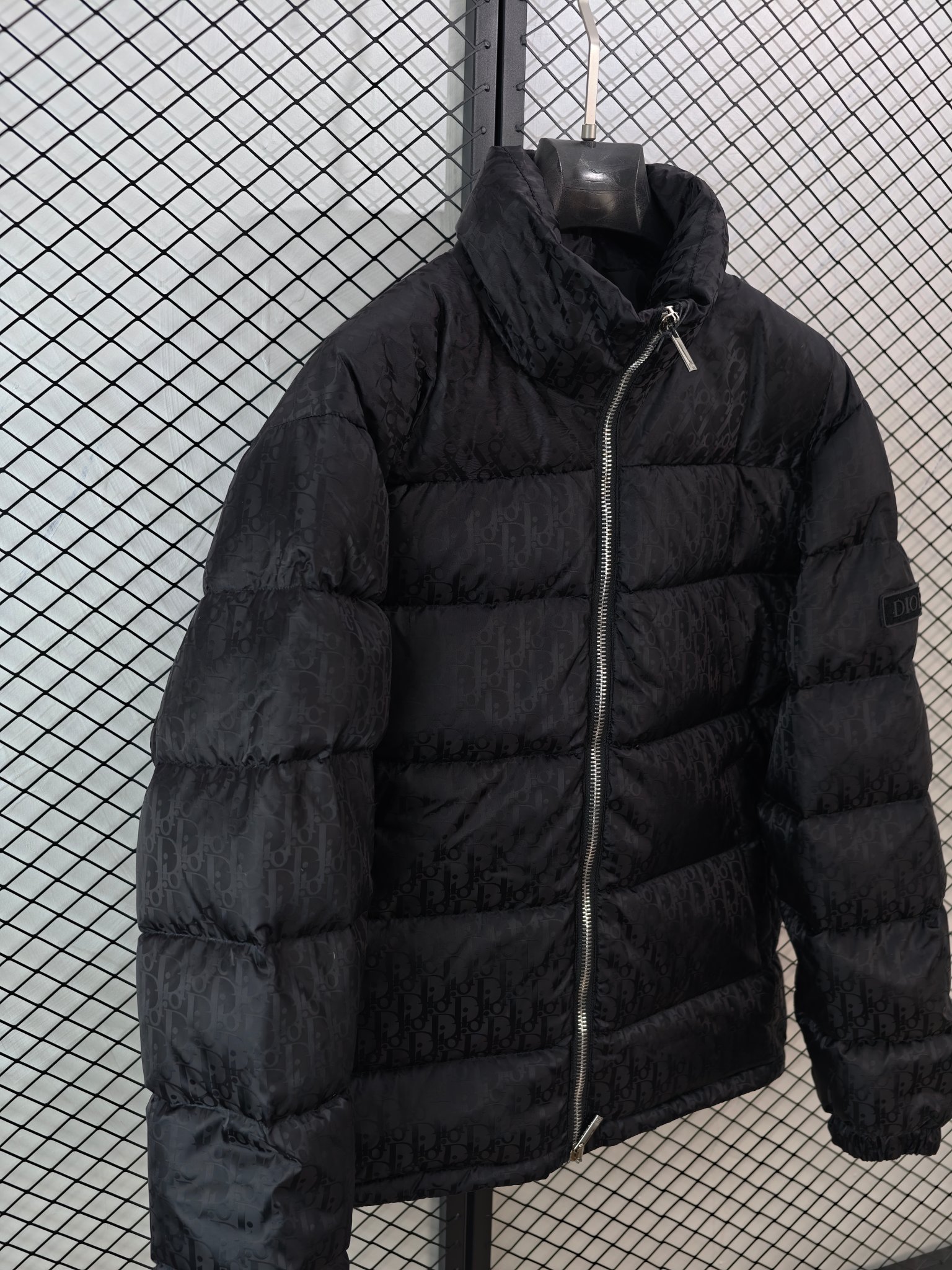 💰360
【DIOR 迪奥 | 冬季新款】
满印CD暗花Logo羽绒服· 90白鸭绒 · 男女同款

● 核心工艺：采用激光提花技术，使满印CD暗花Logo呈现立体3D效果，凹凸有致；运用热熔技术一次成型，搭配原厂定制钨金材质皮标与双向分段拉链，细节精湛。
●甄选材质：填充90%白鸭绒，蓬松度达600+，有效防止钻绒；外层为定制防风防水面料，结合立领设计与松紧袖口，强化保暖性能。
●包容版型：男女同款立领剪裁，版型利落，适配多种身形与日常多场景穿搭。

尺码参考
44/ 46 / 48 / 50 / 52 / 54
（建议参照品牌官方尺码表选择）

配色
黑色｜白色｜蓝色

#DIOR #满印Logo #90白鸭绒 #激光提花 #男女同款

