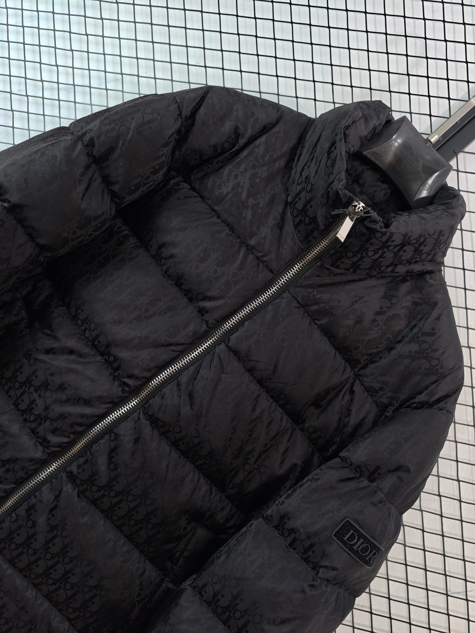 💰360
【DIOR 迪奥 | 冬季新款】
满印CD暗花Logo羽绒服· 90白鸭绒 · 男女同款

● 核心工艺：采用激光提花技术，使满印CD暗花Logo呈现立体3D效果，凹凸有致；运用热熔技术一次成型，搭配原厂定制钨金材质皮标与双向分段拉链，细节精湛。
●甄选材质：填充90%白鸭绒，蓬松度达600+，有效防止钻绒；外层为定制防风防水面料，结合立领设计与松紧袖口，强化保暖性能。
●包容版型：男女同款立领剪裁，版型利落，适配多种身形与日常多场景穿搭。

尺码参考
44/ 46 / 48 / 50 / 52 / 54
（建议参照品牌官方尺码表选择）

配色
黑色｜白色｜蓝色

#DIOR #满印Logo #90白鸭绒 #激光提花 #男女同款

