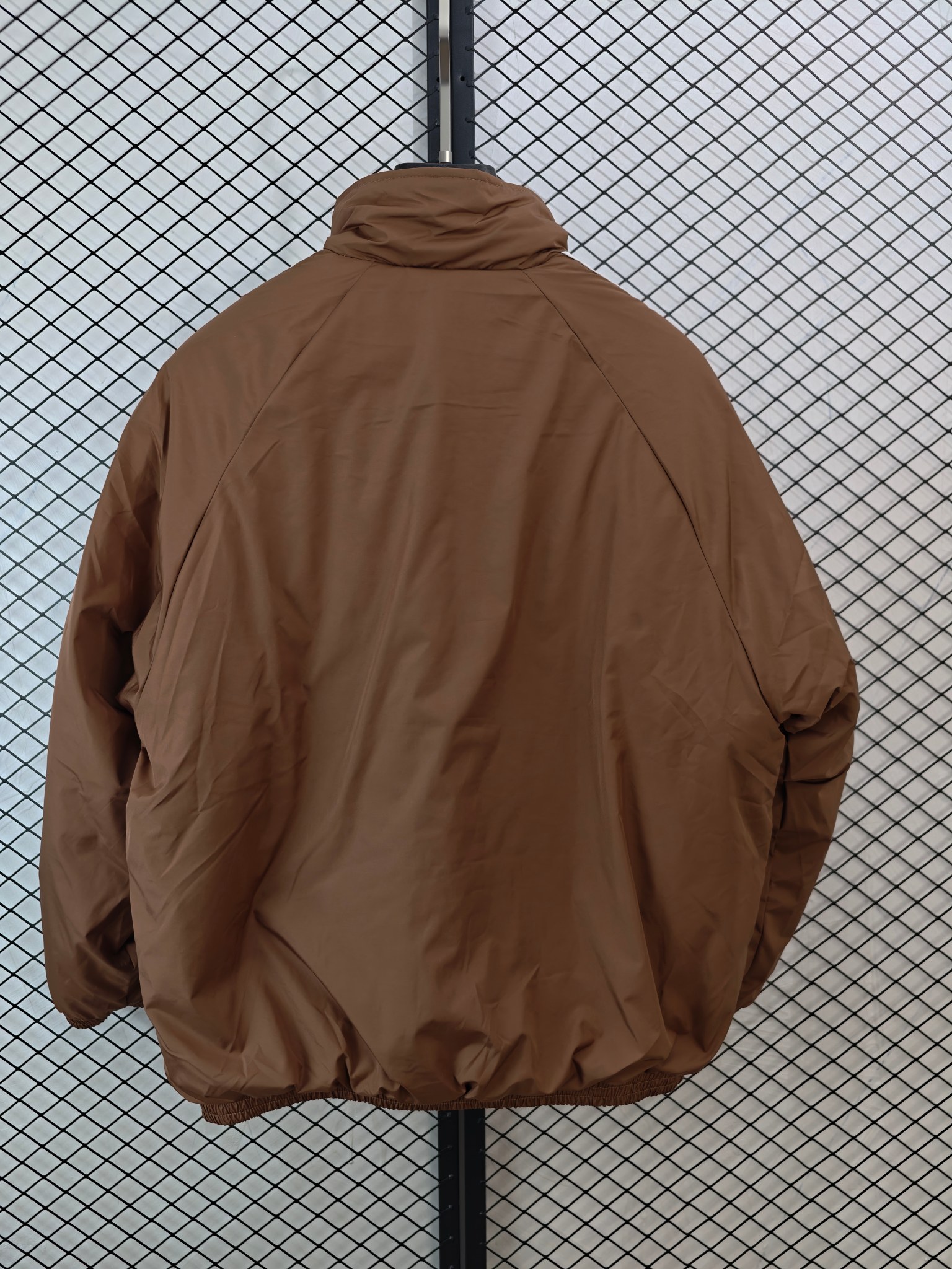 💰185
【Adidas Originals | ADCREV PAD TT】
复古双面穿棉服· 条纹Logo · 宽松版型

● 核心工艺：采用双面可穿设计，实现一衣多穿的功能性；衣身饰有经典条纹Logo，延续品牌复古运动基因。
●甄选材质：面料注重保暖性与舒适度，内部填充提供良好保暖效果；细节处配备全套原版辅料，确保品质。
●包容版型：宽松剪裁，男女同款，适配多种身形，打造慵懒复古的街头风格。

尺码参考
M/ L / XL / XXL
（建议补充具体尺码数据，例如以厘米为单位的衣长、胸围等，以供参考）

配色
深棕粉色

#AdidasOriginals #双面穿棉服 #复古运动 #男女同款