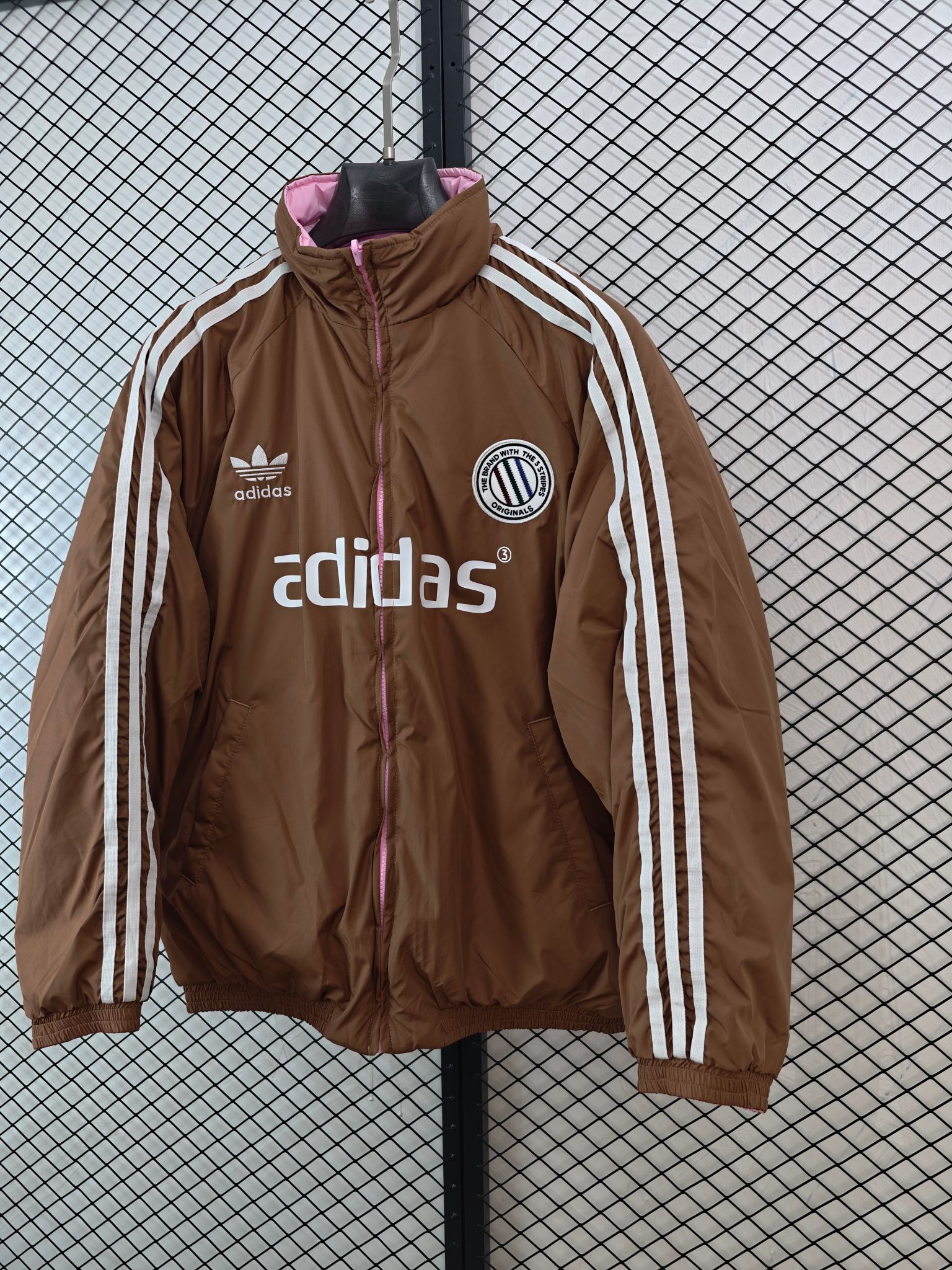 💰185
【Adidas Originals | ADCREV PAD TT】
复古双面穿棉服· 条纹Logo · 宽松版型

● 核心工艺：采用双面可穿设计，实现一衣多穿的功能性；衣身饰有经典条纹Logo，延续品牌复古运动基因。
●甄选材质：面料注重保暖性与舒适度，内部填充提供良好保暖效果；细节处配备全套原版辅料，确保品质。
●包容版型：宽松剪裁，男女同款，适配多种身形，打造慵懒复古的街头风格。

尺码参考
M/ L / XL / XXL
（建议补充具体尺码数据，例如以厘米为单位的衣长、胸围等，以供参考）

配色
深棕粉色

#AdidasOriginals #双面穿棉服 #复古运动 #男女同款