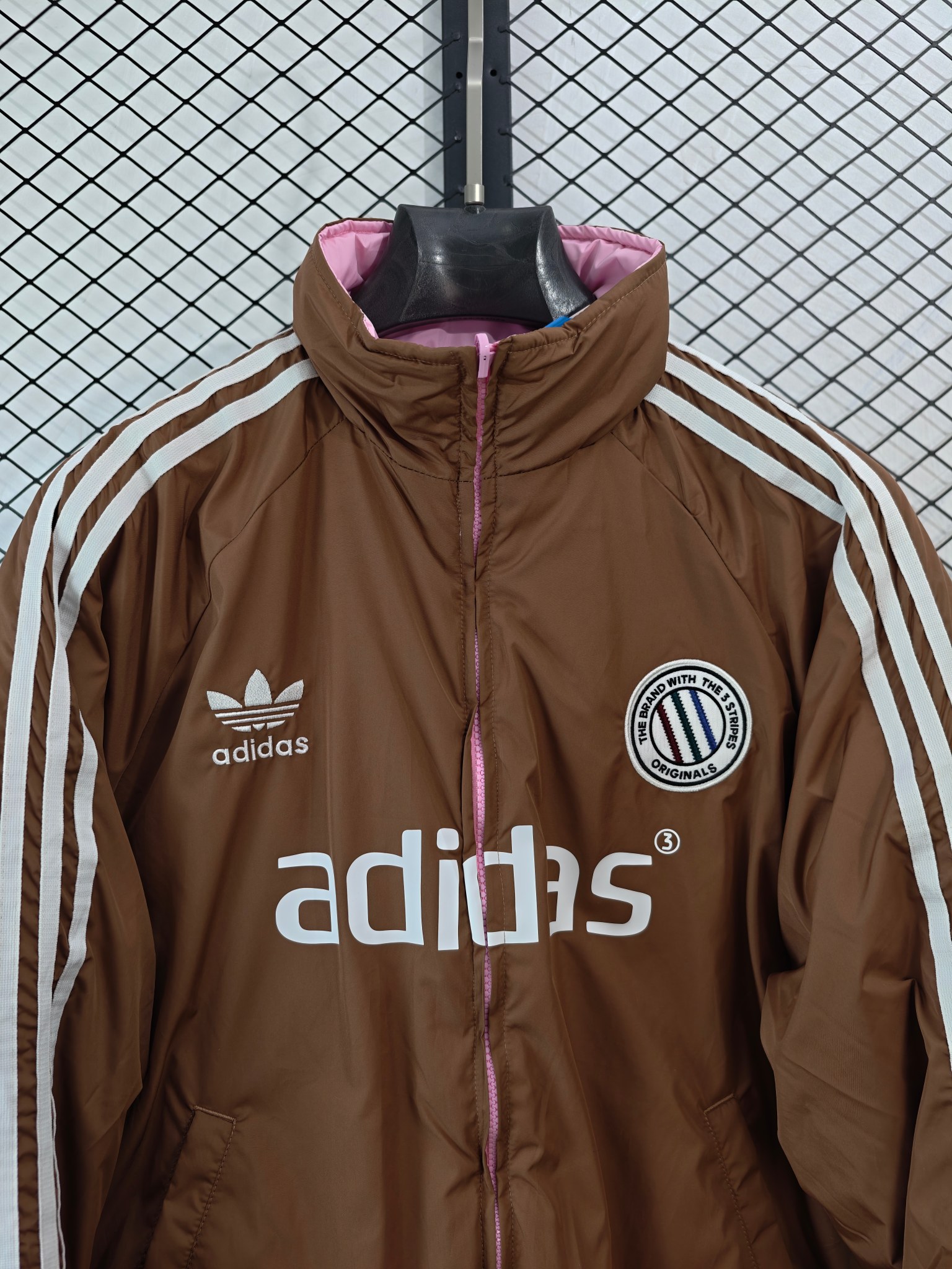 💰185
【Adidas Originals | ADCREV PAD TT】
复古双面穿棉服· 条纹Logo · 宽松版型

● 核心工艺：采用双面可穿设计，实现一衣多穿的功能性；衣身饰有经典条纹Logo，延续品牌复古运动基因。
●甄选材质：面料注重保暖性与舒适度，内部填充提供良好保暖效果；细节处配备全套原版辅料，确保品质。
●包容版型：宽松剪裁，男女同款，适配多种身形，打造慵懒复古的街头风格。

尺码参考
M/ L / XL / XXL
（建议补充具体尺码数据，例如以厘米为单位的衣长、胸围等，以供参考）

配色
深棕粉色

#AdidasOriginals #双面穿棉服 #复古运动 #男女同款