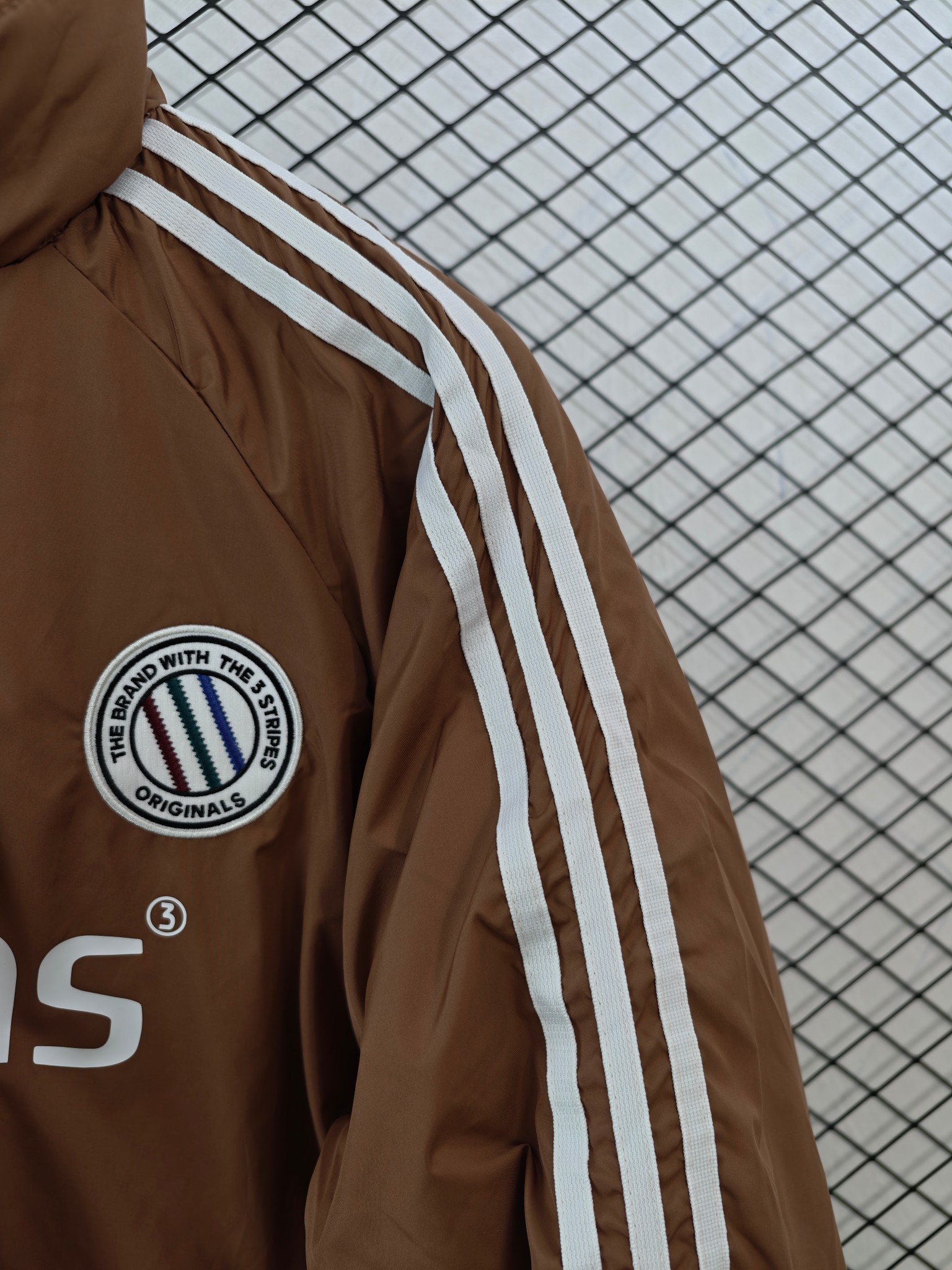 💰185
【Adidas Originals | ADCREV PAD TT】
复古双面穿棉服· 条纹Logo · 宽松版型

● 核心工艺：采用双面可穿设计，实现一衣多穿的功能性；衣身饰有经典条纹Logo，延续品牌复古运动基因。
●甄选材质：面料注重保暖性与舒适度，内部填充提供良好保暖效果；细节处配备全套原版辅料，确保品质。
●包容版型：宽松剪裁，男女同款，适配多种身形，打造慵懒复古的街头风格。

尺码参考
M/ L / XL / XXL
（建议补充具体尺码数据，例如以厘米为单位的衣长、胸围等，以供参考）

配色
深棕粉色

#AdidasOriginals #双面穿棉服 #复古运动 #男女同款