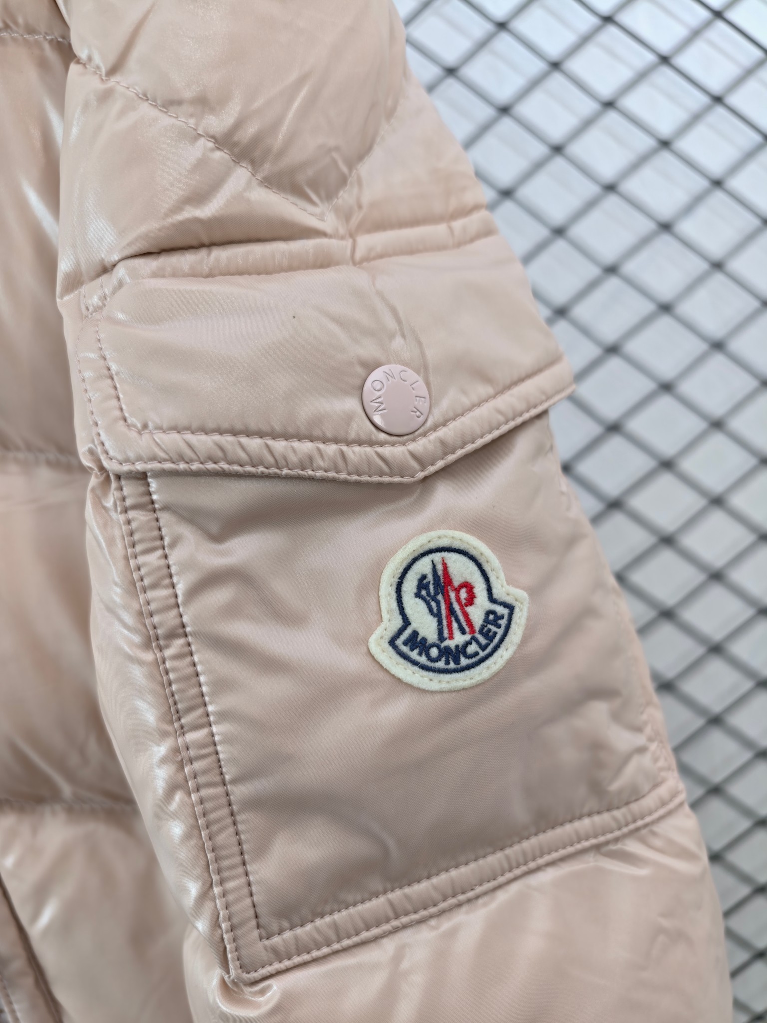 💰360
【Moncler 盟可睐 | Maya 玛雅】
连帽羽绒服· 可拆卸风帽 · 智能设计

● 核心工艺：采用耐用尼龙漆面料，具备出色的防风与防泼水性能，灵感源自80年代意大利口帕尼纳罗文化。
●甄选材质：高品质羽绒填充（根据Moncler品牌常见规格，通常为90%羽绒与10%羽毛混合），确保轻盈保暖。可拆卸风帽设计增强实用性。
●包容版型：超级智能剪裁，在确保保暖性的同时兼顾行动自由度，适应多种身形与日常穿搭场景。

尺码参考
1/ 2 / 3 / 4 / 5
（建议参照品牌官方尺码表进行选择）

配色
黑色｜白色｜粉色（柜台经典色：水粉蜜桃粉）

#Moncler #Maya玛雅 #连帽羽绒服 #可拆卸风帽 #智能设计

