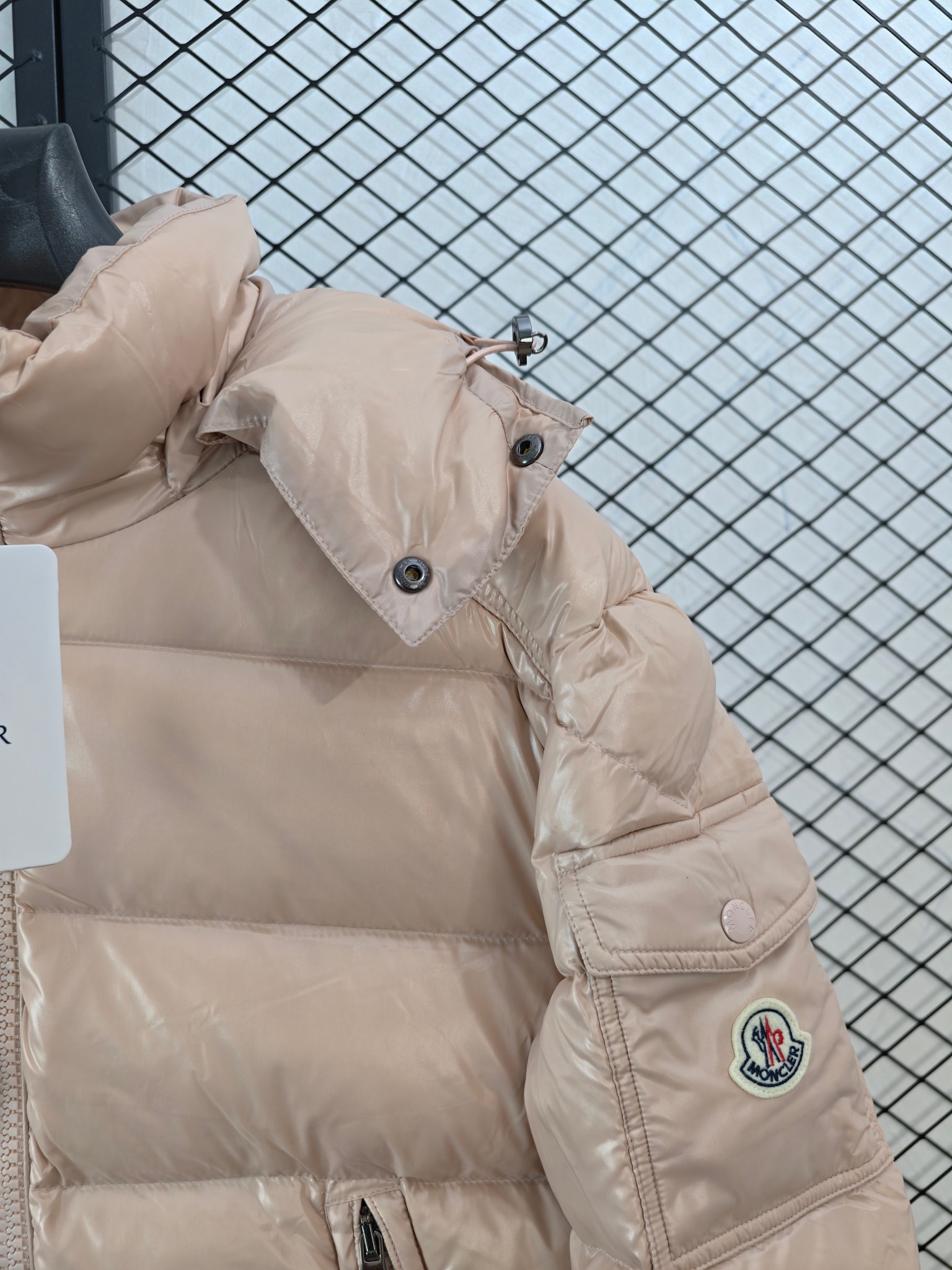 💰360
【Moncler 盟可睐 | Maya 玛雅】
连帽羽绒服· 可拆卸风帽 · 智能设计

● 核心工艺：采用耐用尼龙漆面料，具备出色的防风与防泼水性能，灵感源自80年代意大利口帕尼纳罗文化。
●甄选材质：高品质羽绒填充（根据Moncler品牌常见规格，通常为90%羽绒与10%羽毛混合），确保轻盈保暖。可拆卸风帽设计增强实用性。
●包容版型：超级智能剪裁，在确保保暖性的同时兼顾行动自由度，适应多种身形与日常穿搭场景。

尺码参考
1/ 2 / 3 / 4 / 5
（建议参照品牌官方尺码表进行选择）

配色
黑色｜白色｜粉色（柜台经典色：水粉蜜桃粉）

#Moncler #Maya玛雅 #连帽羽绒服 #可拆卸风帽 #智能设计

