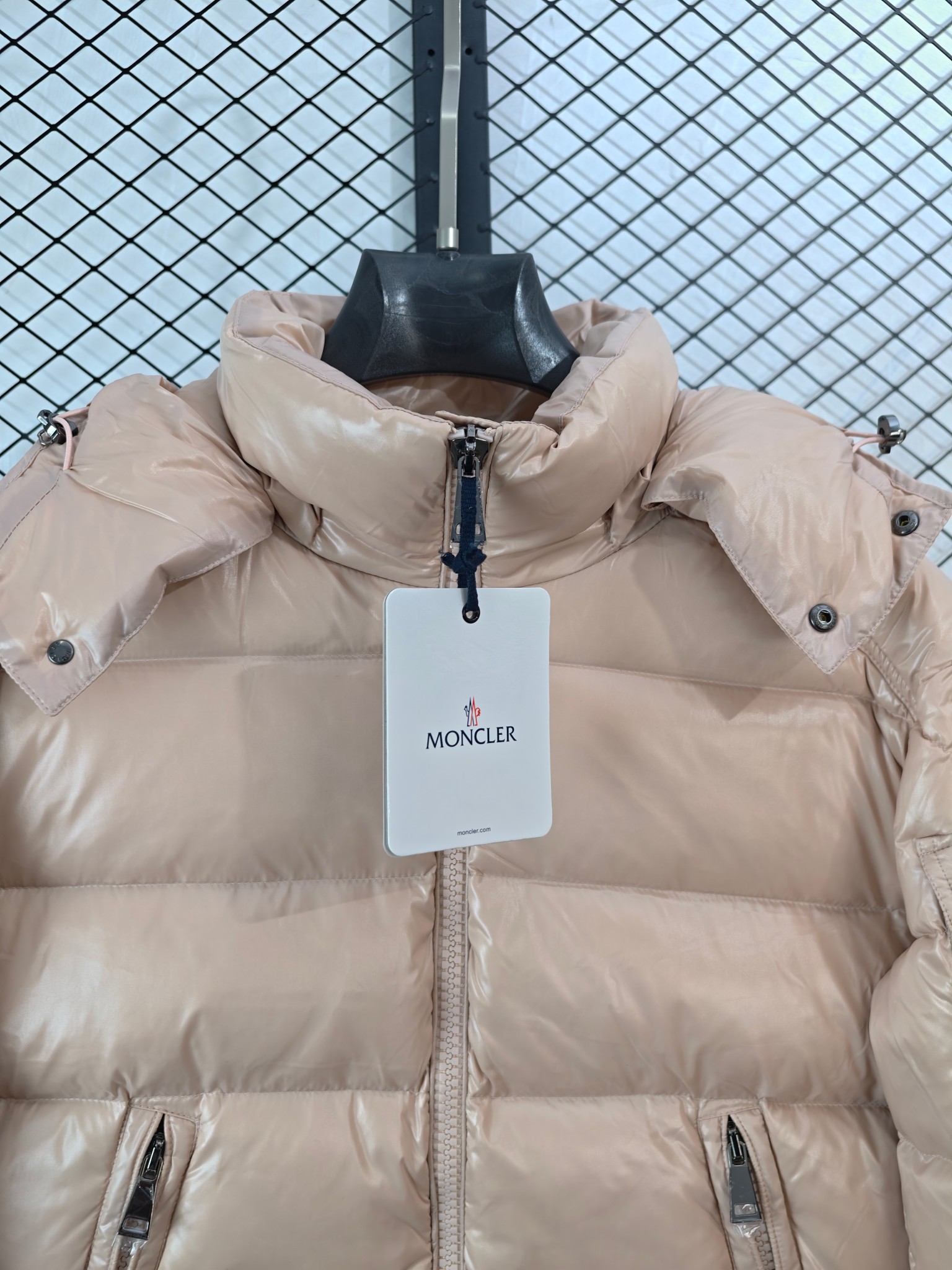 💰360
【Moncler 盟可睐 | Maya 玛雅】
连帽羽绒服· 可拆卸风帽 · 智能设计

● 核心工艺：采用耐用尼龙漆面料，具备出色的防风与防泼水性能，灵感源自80年代意大利口帕尼纳罗文化。
●甄选材质：高品质羽绒填充（根据Moncler品牌常见规格，通常为90%羽绒与10%羽毛混合），确保轻盈保暖。可拆卸风帽设计增强实用性。
●包容版型：超级智能剪裁，在确保保暖性的同时兼顾行动自由度，适应多种身形与日常穿搭场景。

尺码参考
1/ 2 / 3 / 4 / 5
（建议参照品牌官方尺码表进行选择）

配色
黑色｜白色｜粉色（柜台经典色：水粉蜜桃粉）

#Moncler #Maya玛雅 #连帽羽绒服 #可拆卸风帽 #智能设计

