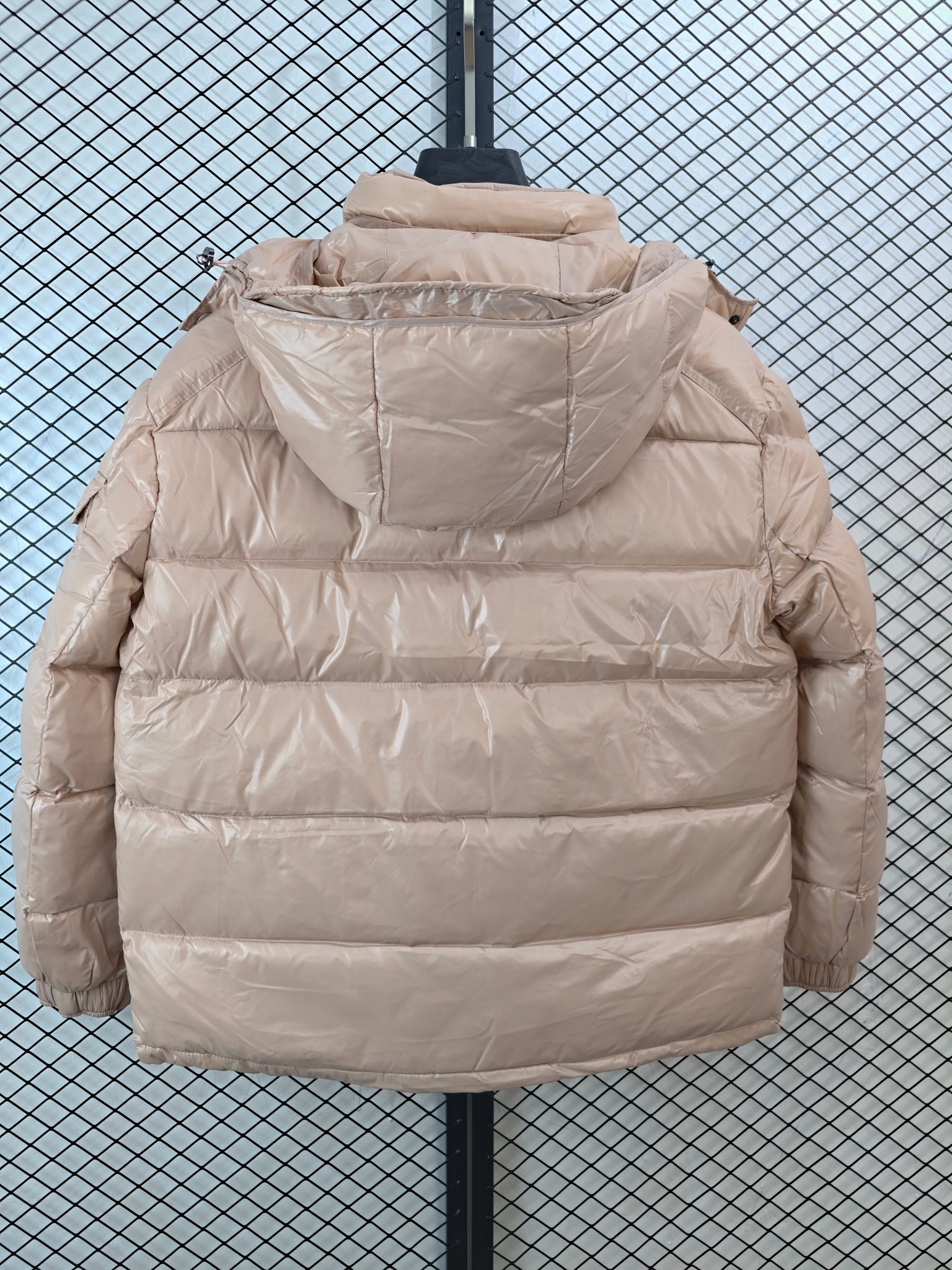 💰360
【Moncler 盟可睐 | Maya 玛雅】
连帽羽绒服· 可拆卸风帽 · 智能设计

● 核心工艺：采用耐用尼龙漆面料，具备出色的防风与防泼水性能，灵感源自80年代意大利口帕尼纳罗文化。
●甄选材质：高品质羽绒填充（根据Moncler品牌常见规格，通常为90%羽绒与10%羽毛混合），确保轻盈保暖。可拆卸风帽设计增强实用性。
●包容版型：超级智能剪裁，在确保保暖性的同时兼顾行动自由度，适应多种身形与日常穿搭场景。

尺码参考
1/ 2 / 3 / 4 / 5
（建议参照品牌官方尺码表进行选择）

配色
黑色｜白色｜粉色（柜台经典色：水粉蜜桃粉）

#Moncler #Maya玛雅 #连帽羽绒服 #可拆卸风帽 #智能设计

