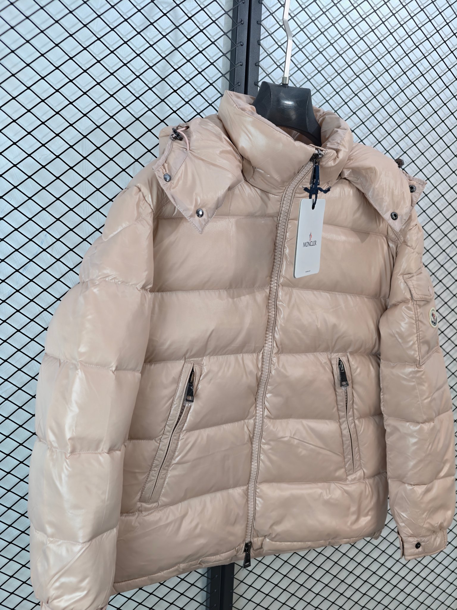 💰360
【Moncler 盟可睐 | Maya 玛雅】
连帽羽绒服· 可拆卸风帽 · 智能设计

● 核心工艺：采用耐用尼龙漆面料，具备出色的防风与防泼水性能，灵感源自80年代意大利口帕尼纳罗文化。
●甄选材质：高品质羽绒填充（根据Moncler品牌常见规格，通常为90%羽绒与10%羽毛混合），确保轻盈保暖。可拆卸风帽设计增强实用性。
●包容版型：超级智能剪裁，在确保保暖性的同时兼顾行动自由度，适应多种身形与日常穿搭场景。

尺码参考
1/ 2 / 3 / 4 / 5
（建议参照品牌官方尺码表进行选择）

配色
黑色｜白色｜粉色（柜台经典色：水粉蜜桃粉）

#Moncler #Maya玛雅 #连帽羽绒服 #可拆卸风帽 #智能设计

