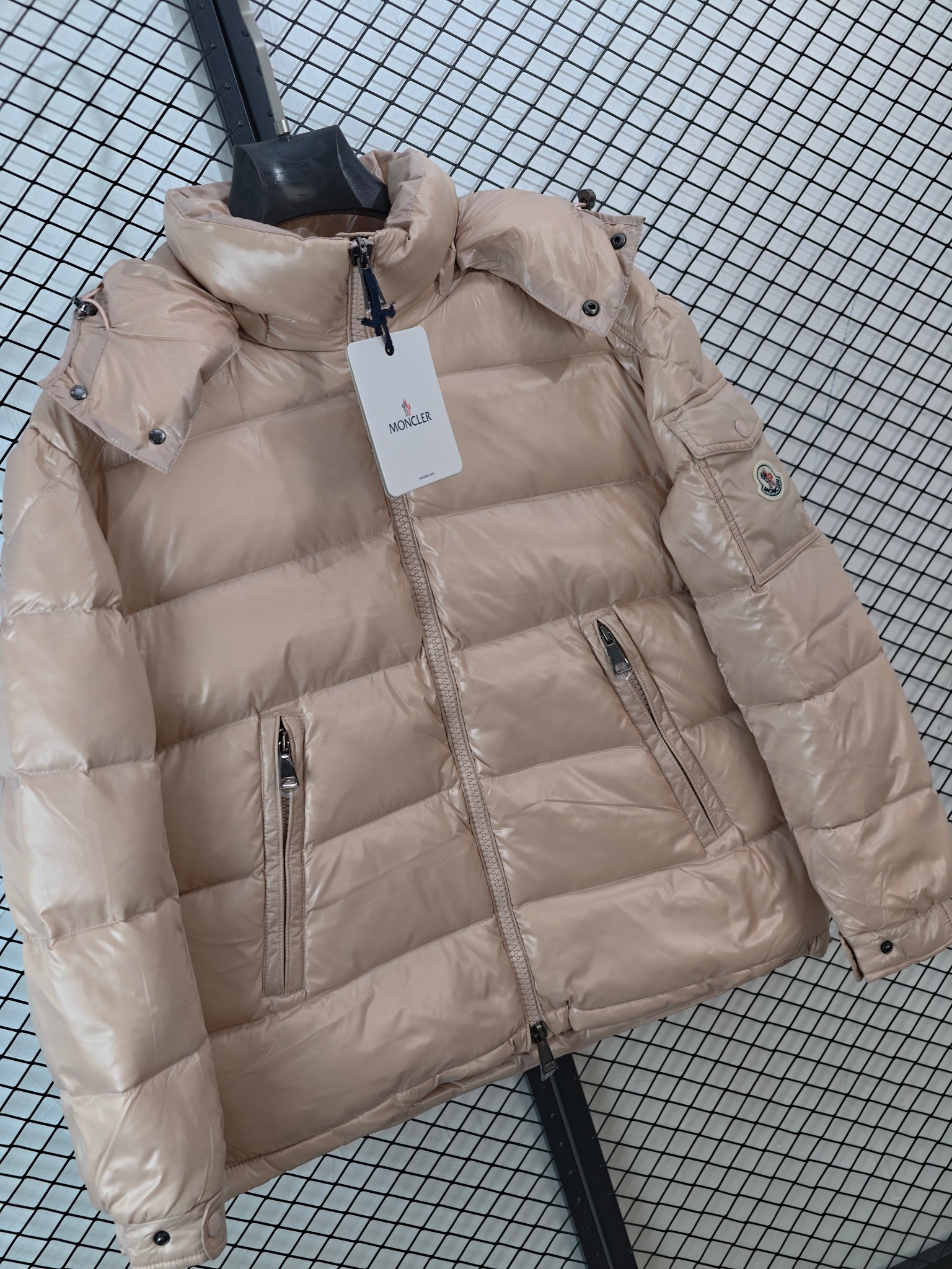 💰360
【Moncler 盟可睐 | Maya 玛雅】
连帽羽绒服· 可拆卸风帽 · 智能设计

● 核心工艺：采用耐用尼龙漆面料，具备出色的防风与防泼水性能，灵感源自80年代意大利口帕尼纳罗文化。
●甄选材质：高品质羽绒填充（根据Moncler品牌常见规格，通常为90%羽绒与10%羽毛混合），确保轻盈保暖。可拆卸风帽设计增强实用性。
●包容版型：超级智能剪裁，在确保保暖性的同时兼顾行动自由度，适应多种身形与日常穿搭场景。

尺码参考
1/ 2 / 3 / 4 / 5
（建议参照品牌官方尺码表进行选择）

配色
黑色｜白色｜粉色（柜台经典色：水粉蜜桃粉）

#Moncler #Maya玛雅 #连帽羽绒服 #可拆卸风帽 #智能设计

