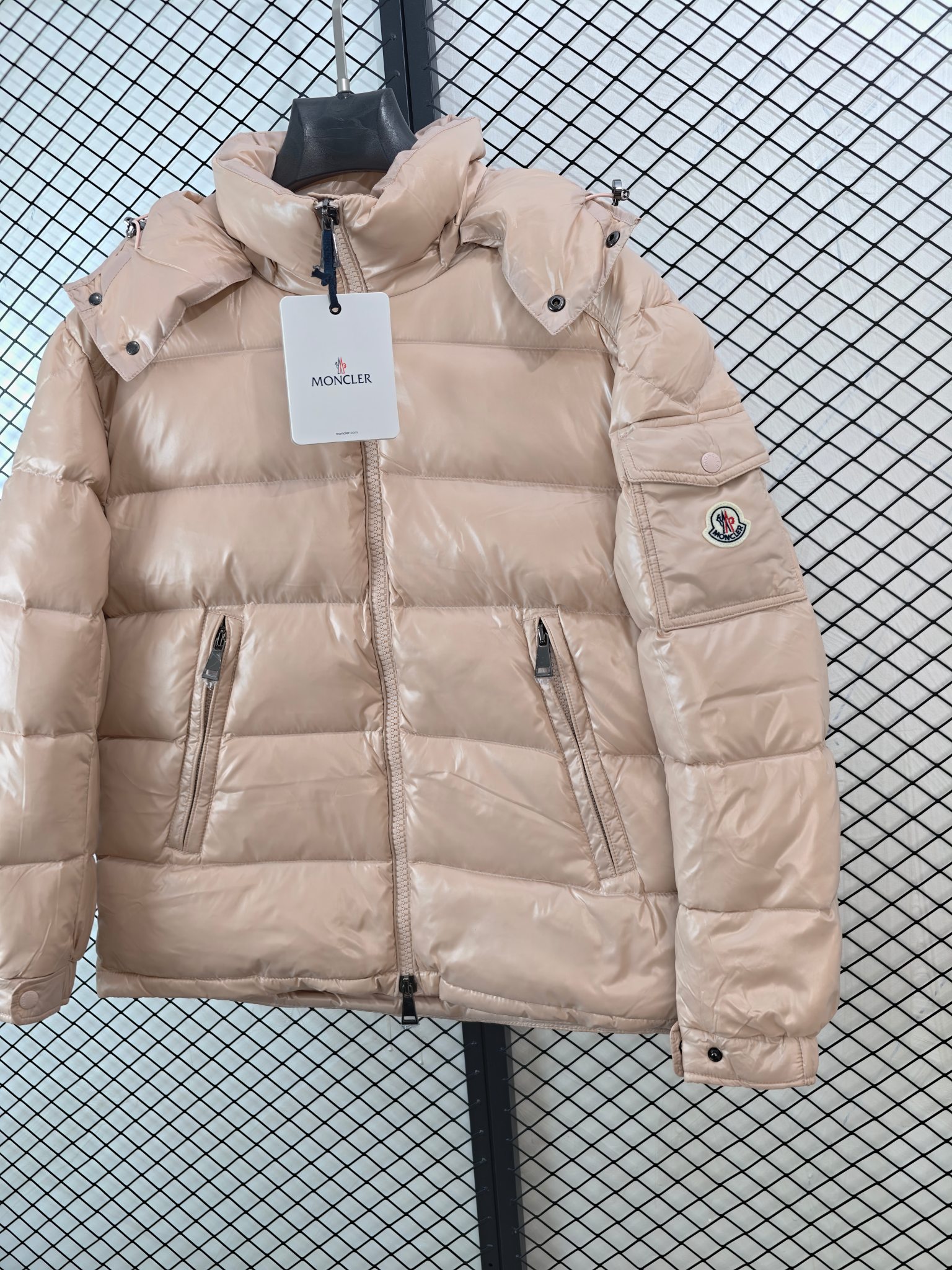💰360
【Moncler 盟可睐 | Maya 玛雅】
连帽羽绒服· 可拆卸风帽 · 智能设计

● 核心工艺：采用耐用尼龙漆面料，具备出色的防风与防泼水性能，灵感源自80年代意大利口帕尼纳罗文化。
●甄选材质：高品质羽绒填充（根据Moncler品牌常见规格，通常为90%羽绒与10%羽毛混合），确保轻盈保暖。可拆卸风帽设计增强实用性。
●包容版型：超级智能剪裁，在确保保暖性的同时兼顾行动自由度，适应多种身形与日常穿搭场景。

尺码参考
1/ 2 / 3 / 4 / 5
（建议参照品牌官方尺码表进行选择）

配色
黑色｜白色｜粉色（柜台经典色：水粉蜜桃粉）

#Moncler #Maya玛雅 #连帽羽绒服 #可拆卸风帽 #智能设计

