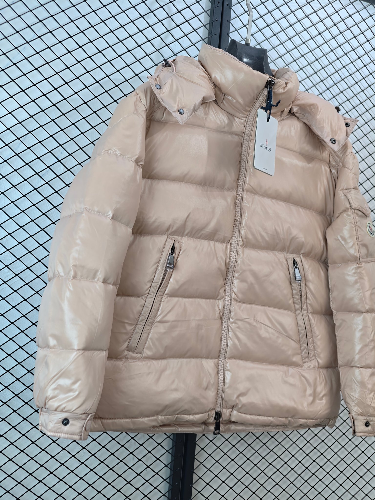 💰360
【Moncler 盟可睐 | Maya 玛雅】
连帽羽绒服· 可拆卸风帽 · 智能设计

● 核心工艺：采用耐用尼龙漆面料，具备出色的防风与防泼水性能，灵感源自80年代意大利口帕尼纳罗文化。
●甄选材质：高品质羽绒填充（根据Moncler品牌常见规格，通常为90%羽绒与10%羽毛混合），确保轻盈保暖。可拆卸风帽设计增强实用性。
●包容版型：超级智能剪裁，在确保保暖性的同时兼顾行动自由度，适应多种身形与日常穿搭场景。

尺码参考
1/ 2 / 3 / 4 / 5
（建议参照品牌官方尺码表进行选择）

配色
黑色｜白色｜粉色（柜台经典色：水粉蜜桃粉）

#Moncler #Maya玛雅 #连帽羽绒服 #可拆卸风帽 #智能设计

