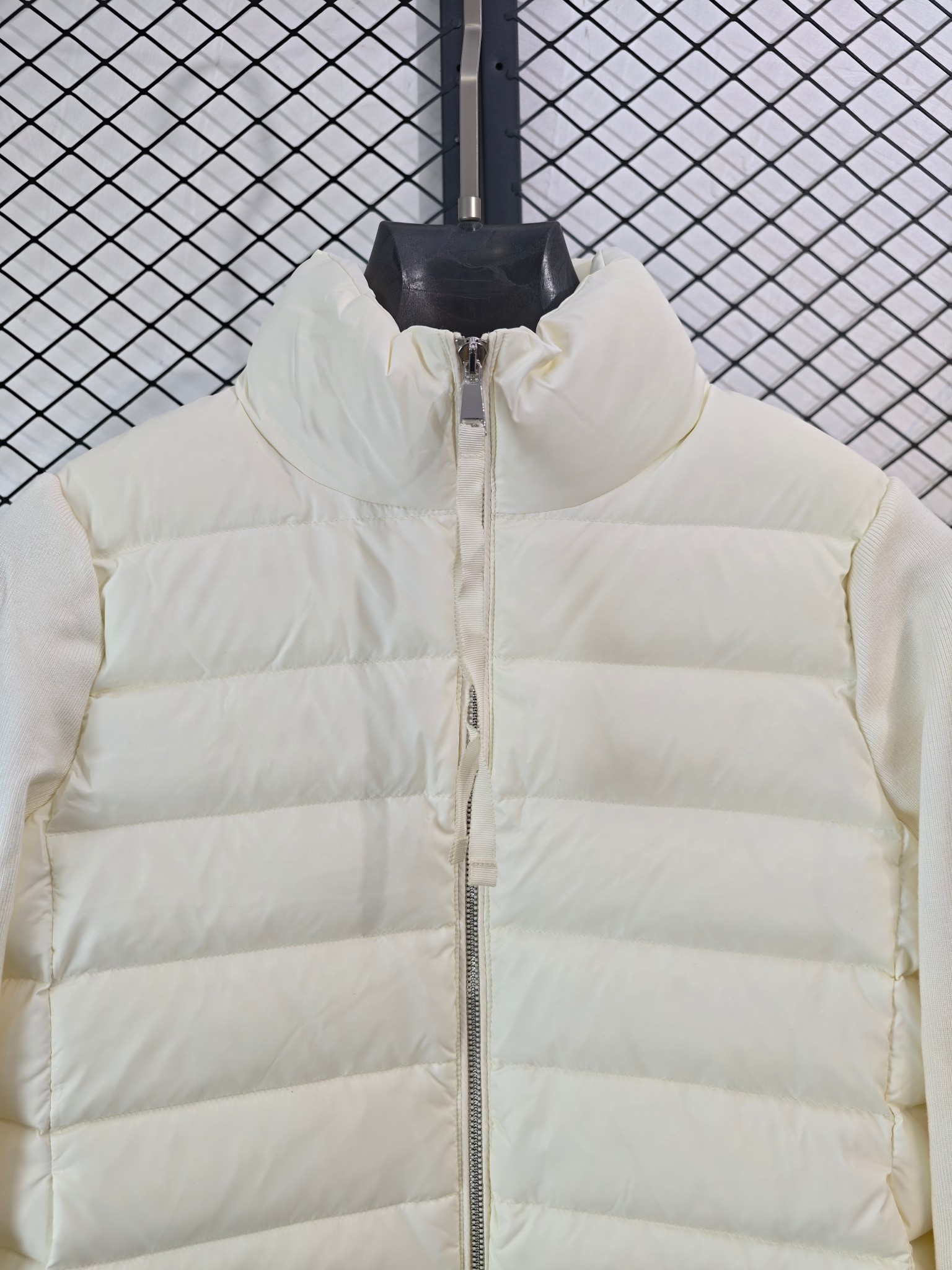 💰320
【Moncler 盟可睐 | 针织拼接】
立领薄款羽绒服· 针织羽绒拼接 · 轻盈保暖

● 核心工艺：采用创新针织与羽绒区块拼接设计，前面羽绒背面针织，打造独特层次感
●甄选材质：填充高品质羽绒，绒朵大无梗；针织部分采用羊毛混纺面料，柔软不扎肤
●包容版型：立领薄款剪裁，拒绝臃肿，单穿叠穿皆宜，轻松驾驭冬日多种搭配

尺码参考
S/ M / L

配色
黑色｜白色

#Moncler #针织拼接羽绒服 #立领薄款 #羊毛混纺

---
