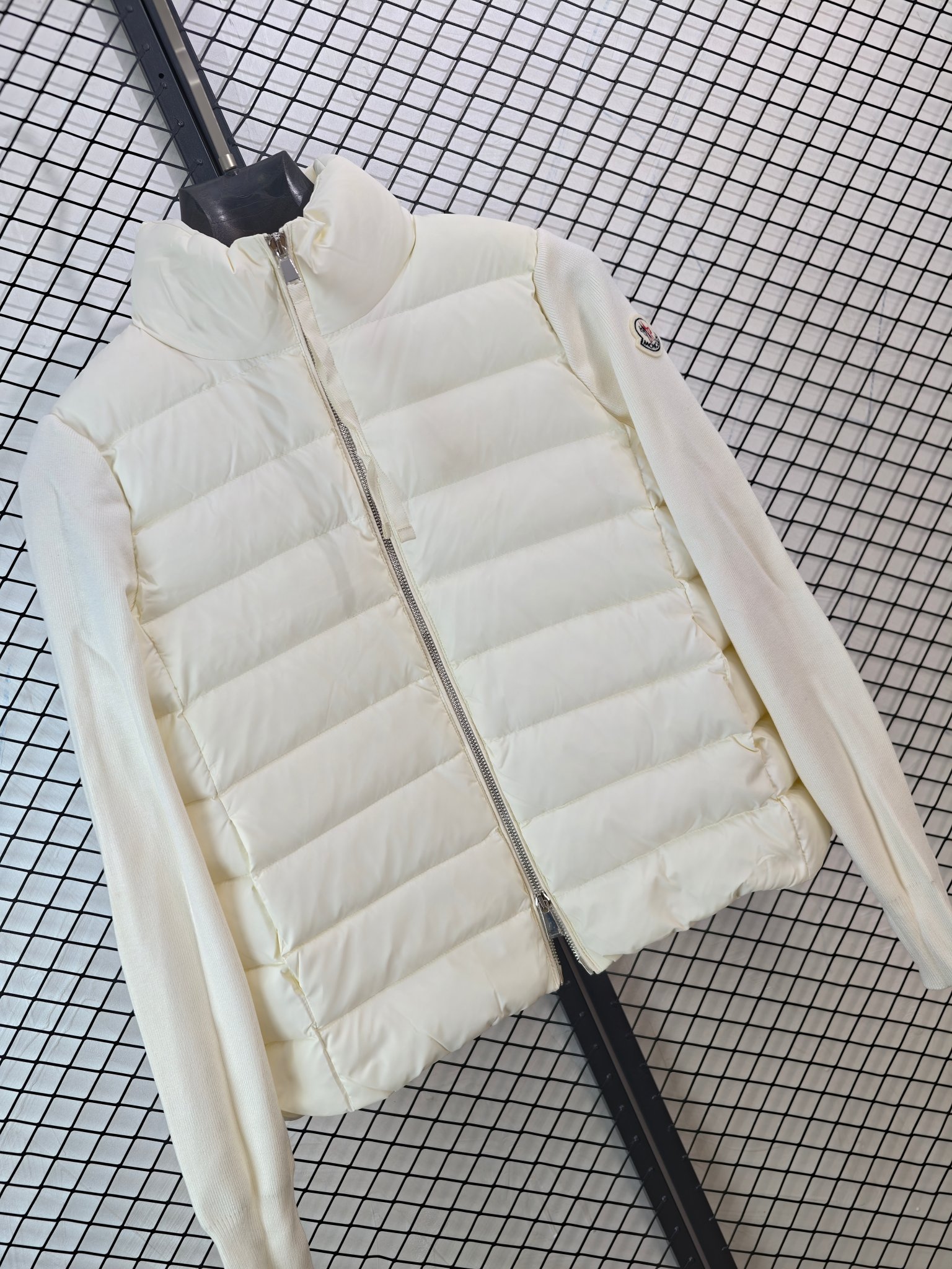 💰320
【Moncler 盟可睐 | 针织拼接】
立领薄款羽绒服· 针织羽绒拼接 · 轻盈保暖

● 核心工艺：采用创新针织与羽绒区块拼接设计，前面羽绒背面针织，打造独特层次感
●甄选材质：填充高品质羽绒，绒朵大无梗；针织部分采用羊毛混纺面料，柔软不扎肤
●包容版型：立领薄款剪裁，拒绝臃肿，单穿叠穿皆宜，轻松驾驭冬日多种搭配

尺码参考
S/ M / L

配色
黑色｜白色

#Moncler #针织拼接羽绒服 #立领薄款 #羊毛混纺

---
