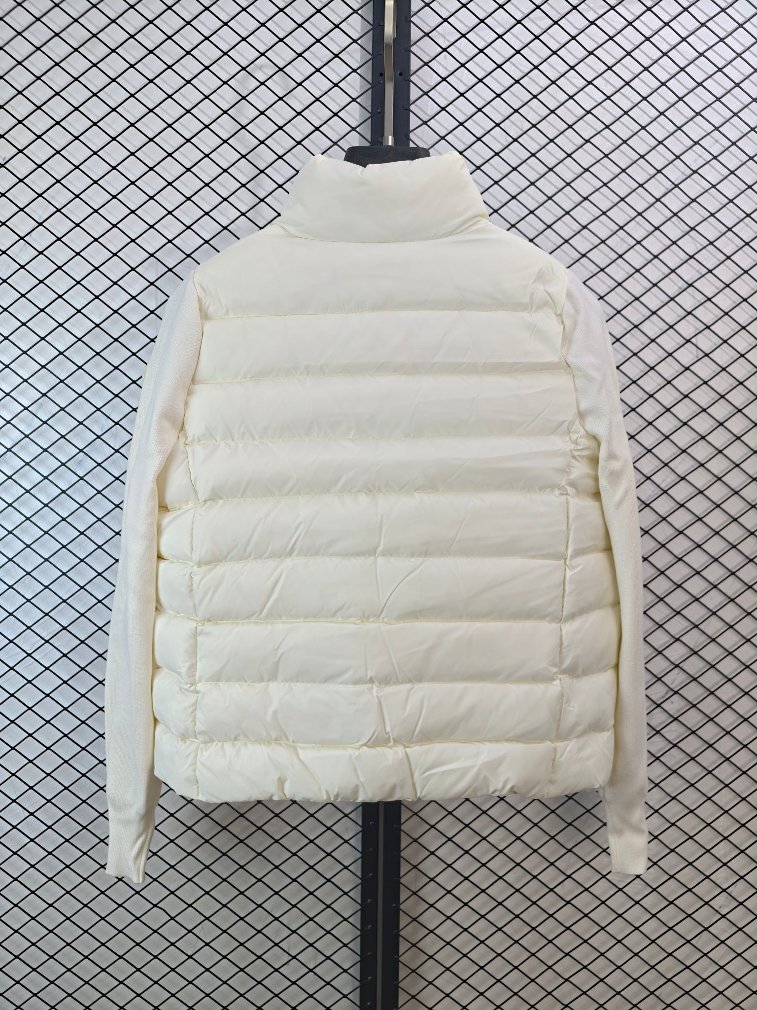 💰320
【Moncler 盟可睐 | 针织拼接】
立领薄款羽绒服· 针织羽绒拼接 · 轻盈保暖

● 核心工艺：采用创新针织与羽绒区块拼接设计，前面羽绒背面针织，打造独特层次感
●甄选材质：填充高品质羽绒，绒朵大无梗；针织部分采用羊毛混纺面料，柔软不扎肤
●包容版型：立领薄款剪裁，拒绝臃肿，单穿叠穿皆宜，轻松驾驭冬日多种搭配

尺码参考
S/ M / L

配色
黑色｜白色

#Moncler #针织拼接羽绒服 #立领薄款 #羊毛混纺

---
