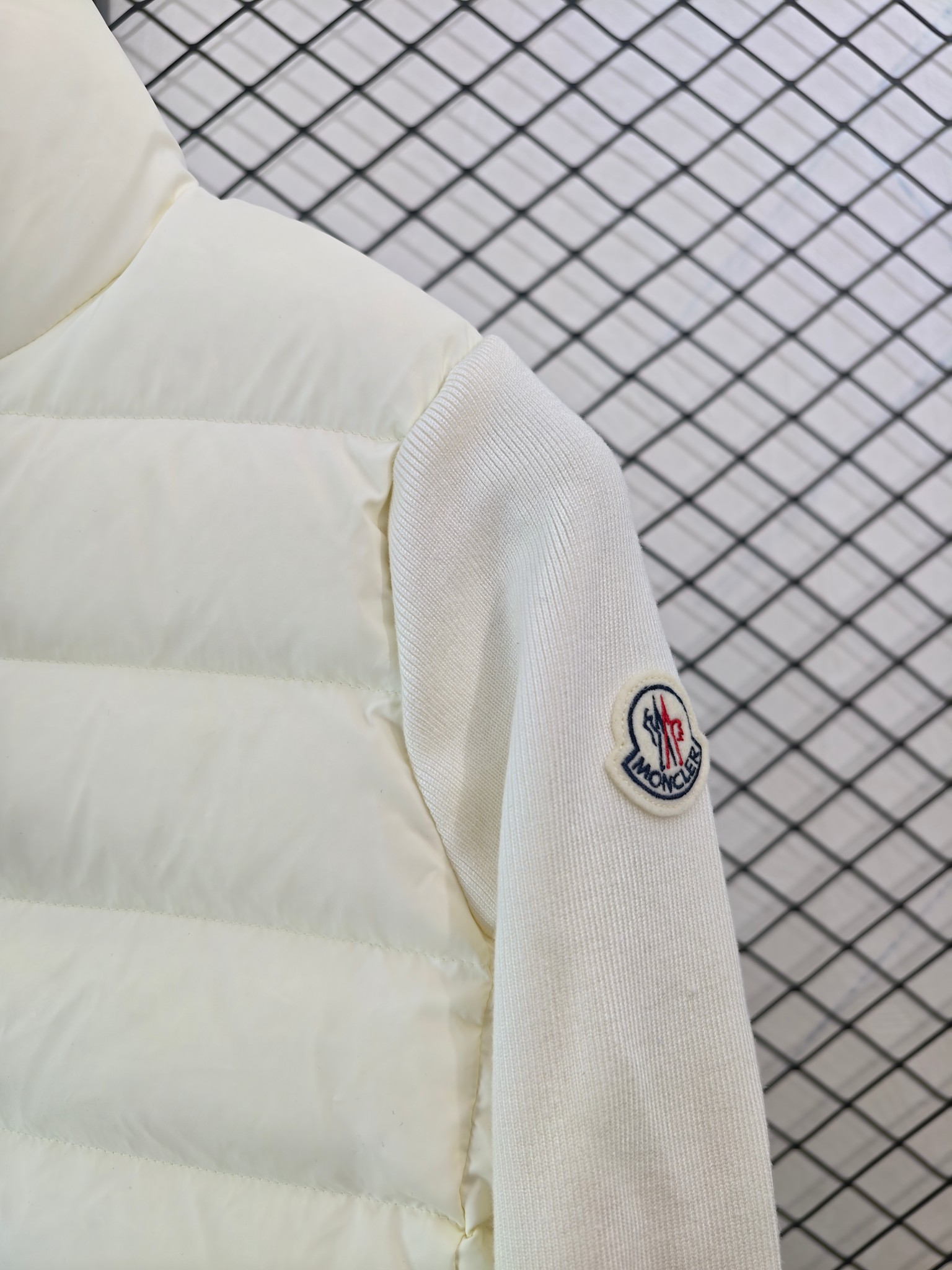 💰320
【Moncler 盟可睐 | 针织拼接】
立领薄款羽绒服· 针织羽绒拼接 · 轻盈保暖

● 核心工艺：采用创新针织与羽绒区块拼接设计，前面羽绒背面针织，打造独特层次感
●甄选材质：填充高品质羽绒，绒朵大无梗；针织部分采用羊毛混纺面料，柔软不扎肤
●包容版型：立领薄款剪裁，拒绝臃肿，单穿叠穿皆宜，轻松驾驭冬日多种搭配

尺码参考
S/ M / L

配色
黑色｜白色

#Moncler #针织拼接羽绒服 #立领薄款 #羊毛混纺

---
