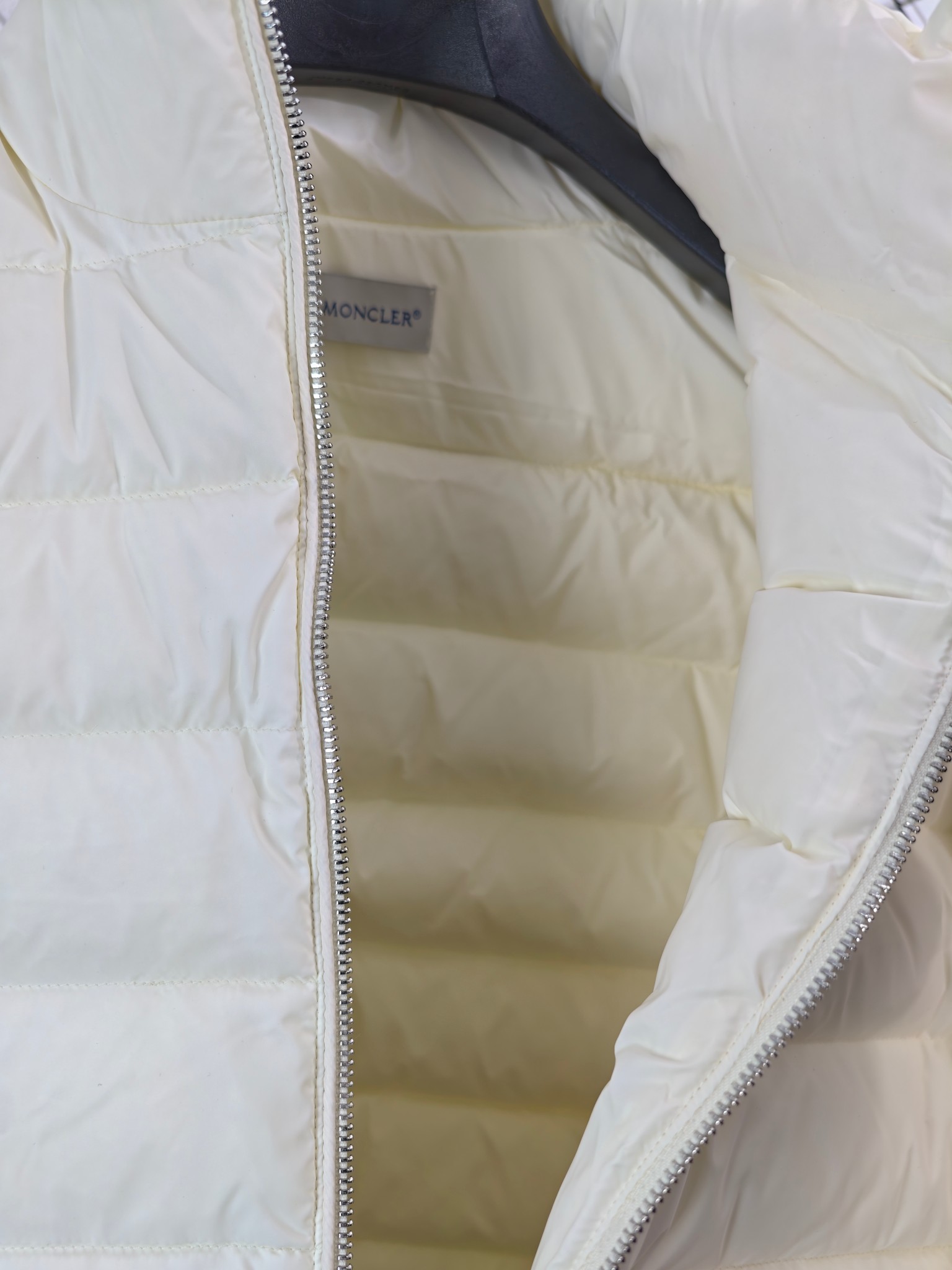 💰320
【Moncler 盟可睐 | 针织拼接】
立领薄款羽绒服· 针织羽绒拼接 · 轻盈保暖

● 核心工艺：采用创新针织与羽绒区块拼接设计，前面羽绒背面针织，打造独特层次感
●甄选材质：填充高品质羽绒，绒朵大无梗；针织部分采用羊毛混纺面料，柔软不扎肤
●包容版型：立领薄款剪裁，拒绝臃肿，单穿叠穿皆宜，轻松驾驭冬日多种搭配

尺码参考
S/ M / L

配色
黑色｜白色

#Moncler #针织拼接羽绒服 #立领薄款 #羊毛混纺

---
