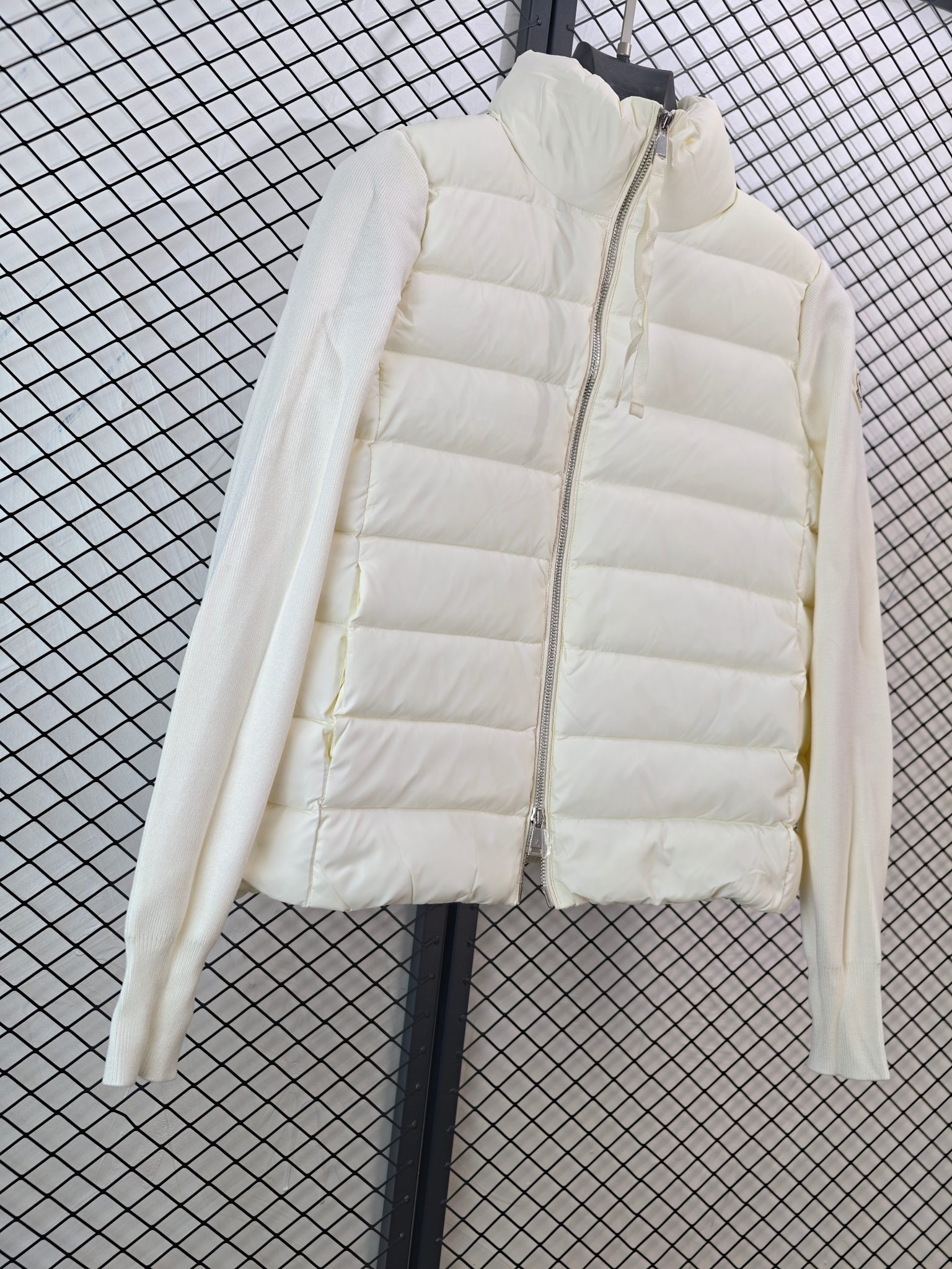 💰320
【Moncler 盟可睐 | 针织拼接】
立领薄款羽绒服· 针织羽绒拼接 · 轻盈保暖

● 核心工艺：采用创新针织与羽绒区块拼接设计，前面羽绒背面针织，打造独特层次感
●甄选材质：填充高品质羽绒，绒朵大无梗；针织部分采用羊毛混纺面料，柔软不扎肤
●包容版型：立领薄款剪裁，拒绝臃肿，单穿叠穿皆宜，轻松驾驭冬日多种搭配

尺码参考
S/ M / L

配色
黑色｜白色

#Moncler #针织拼接羽绒服 #立领薄款 #羊毛混纺

---
