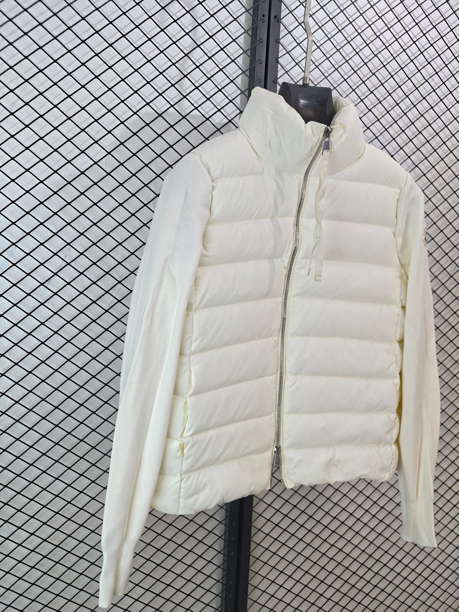 💰320
【Moncler 盟可睐 | 针织拼接】
立领薄款羽绒服· 针织羽绒拼接 · 轻盈保暖

● 核心工艺：采用创新针织与羽绒区块拼接设计，前面羽绒背面针织，打造独特层次感
●甄选材质：填充高品质羽绒，绒朵大无梗；针织部分采用羊毛混纺面料，柔软不扎肤
●包容版型：立领薄款剪裁，拒绝臃肿，单穿叠穿皆宜，轻松驾驭冬日多种搭配

尺码参考
S/ M / L

配色
黑色｜白色

#Moncler #针织拼接羽绒服 #立领薄款 #羊毛混纺

---
