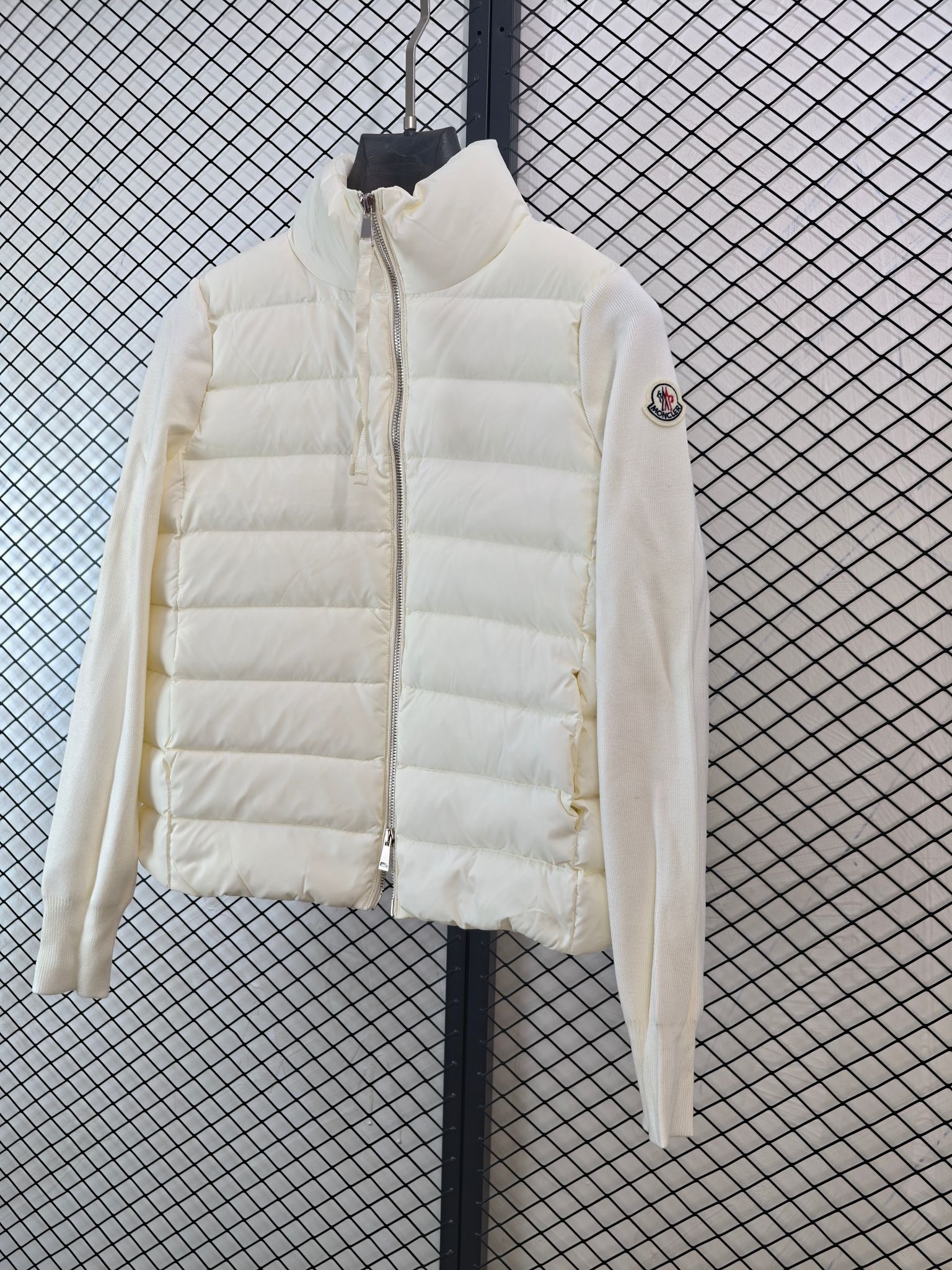 💰320
【Moncler 盟可睐 | 针织拼接】
立领薄款羽绒服· 针织羽绒拼接 · 轻盈保暖

● 核心工艺：采用创新针织与羽绒区块拼接设计，前面羽绒背面针织，打造独特层次感
●甄选材质：填充高品质羽绒，绒朵大无梗；针织部分采用羊毛混纺面料，柔软不扎肤
●包容版型：立领薄款剪裁，拒绝臃肿，单穿叠穿皆宜，轻松驾驭冬日多种搭配

尺码参考
S/ M / L

配色
黑色｜白色

#Moncler #针织拼接羽绒服 #立领薄款 #羊毛混纺

---
