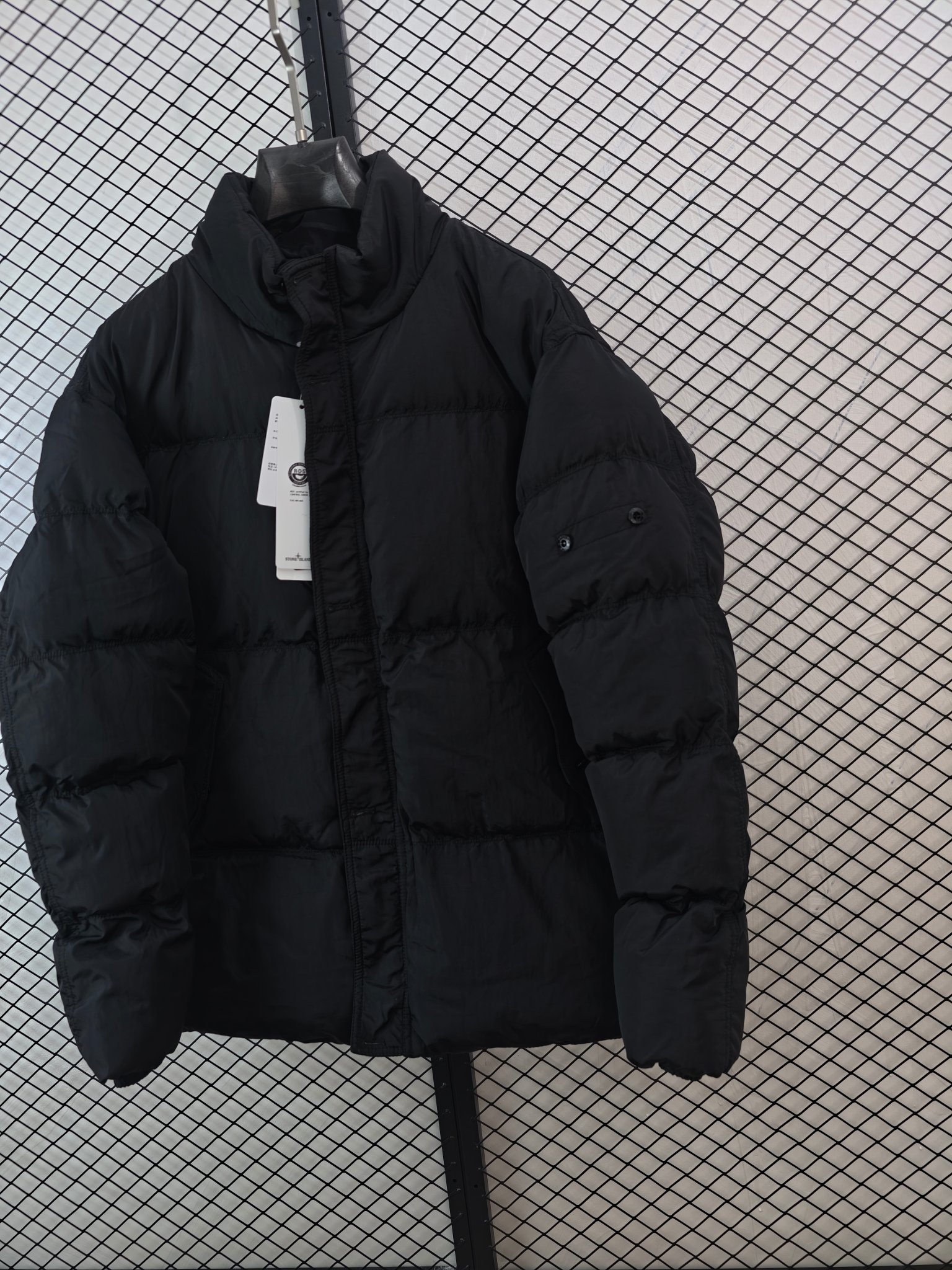 💰205
【Stone Island 石头岛 | 幽灵岛系列】
侧徽章棉服· 可拆解勋章 · 多面料拼接

● 核心工艺：采用三种面料裁片精准拼接，配备可拆解侧边勋章，使用YKK定制拉链与开模定制五金
●甄选材质：二维码信息贴纸可验证产品信息，全套包装辅料齐全
●包容版型：双口袋设计增强实用性，版型挺括，满足多场景需求

尺码参考
S/ M / L / XL / XXL

配色
黑色｜卡其灰

#StoneIsland #幽灵岛棉服 #侧徽章 #可拆解勋章

---