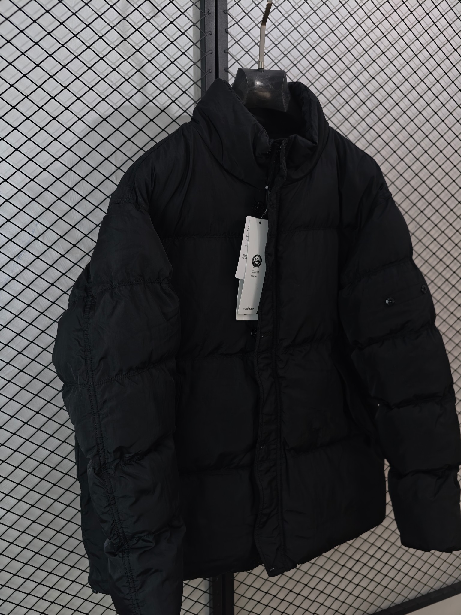 💰205
【Stone Island 石头岛 | 幽灵岛系列】
侧徽章棉服· 可拆解勋章 · 多面料拼接

● 核心工艺：采用三种面料裁片精准拼接，配备可拆解侧边勋章，使用YKK定制拉链与开模定制五金
●甄选材质：二维码信息贴纸可验证产品信息，全套包装辅料齐全
●包容版型：双口袋设计增强实用性，版型挺括，满足多场景需求

尺码参考
S/ M / L / XL / XXL

配色
黑色｜卡其灰

#StoneIsland #幽灵岛棉服 #侧徽章 #可拆解勋章

---
