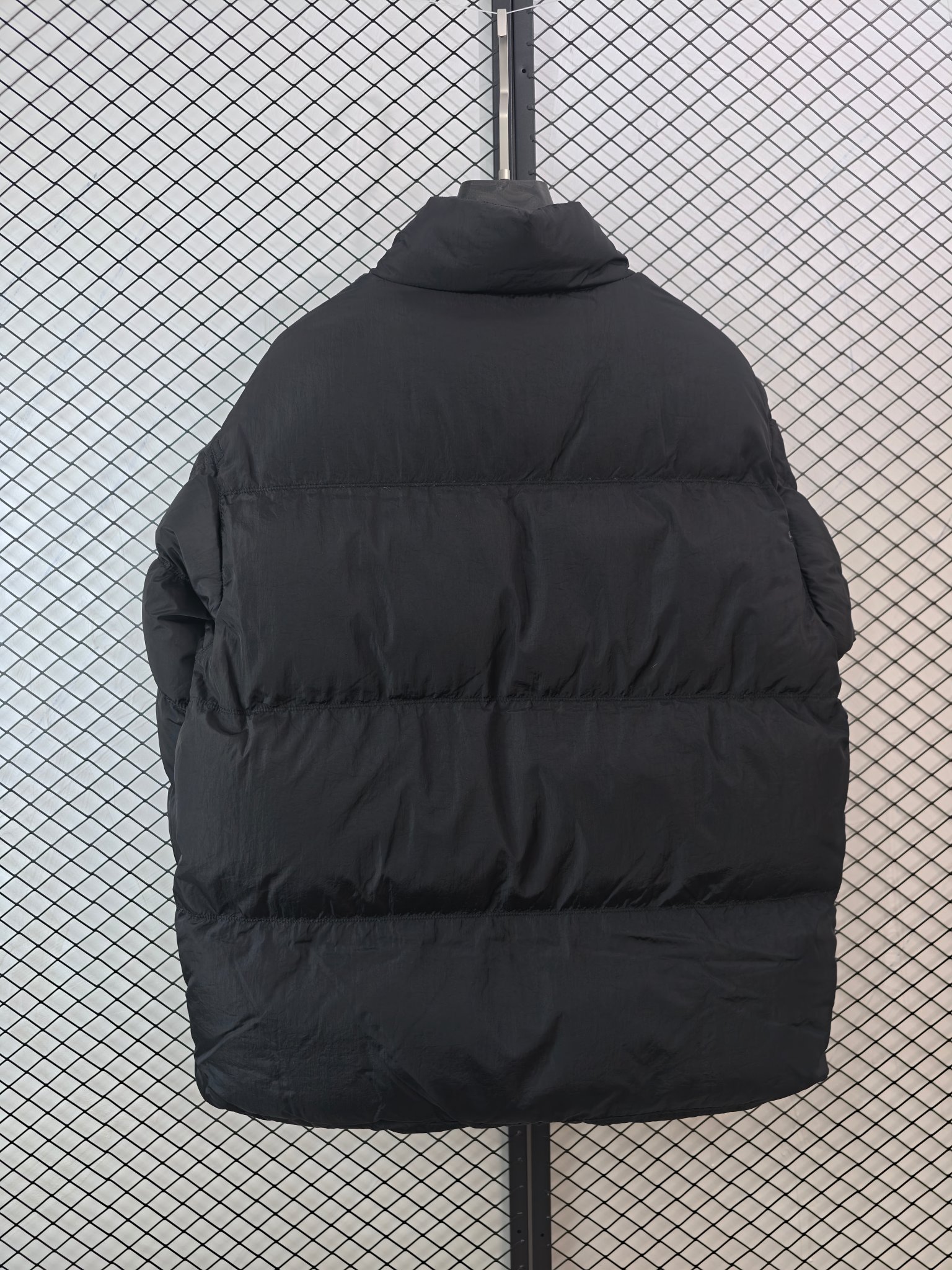 💰205
【Stone Island 石头岛 | 幽灵岛系列】
侧徽章棉服· 可拆解勋章 · 多面料拼接

● 核心工艺：采用三种面料裁片精准拼接，配备可拆解侧边勋章，使用YKK定制拉链与开模定制五金
●甄选材质：二维码信息贴纸可验证产品信息，全套包装辅料齐全
●包容版型：双口袋设计增强实用性，版型挺括，满足多场景需求

尺码参考
S/ M / L / XL / XXL

配色
黑色｜卡其灰

#StoneIsland #幽灵岛棉服 #侧徽章 #可拆解勋章

---