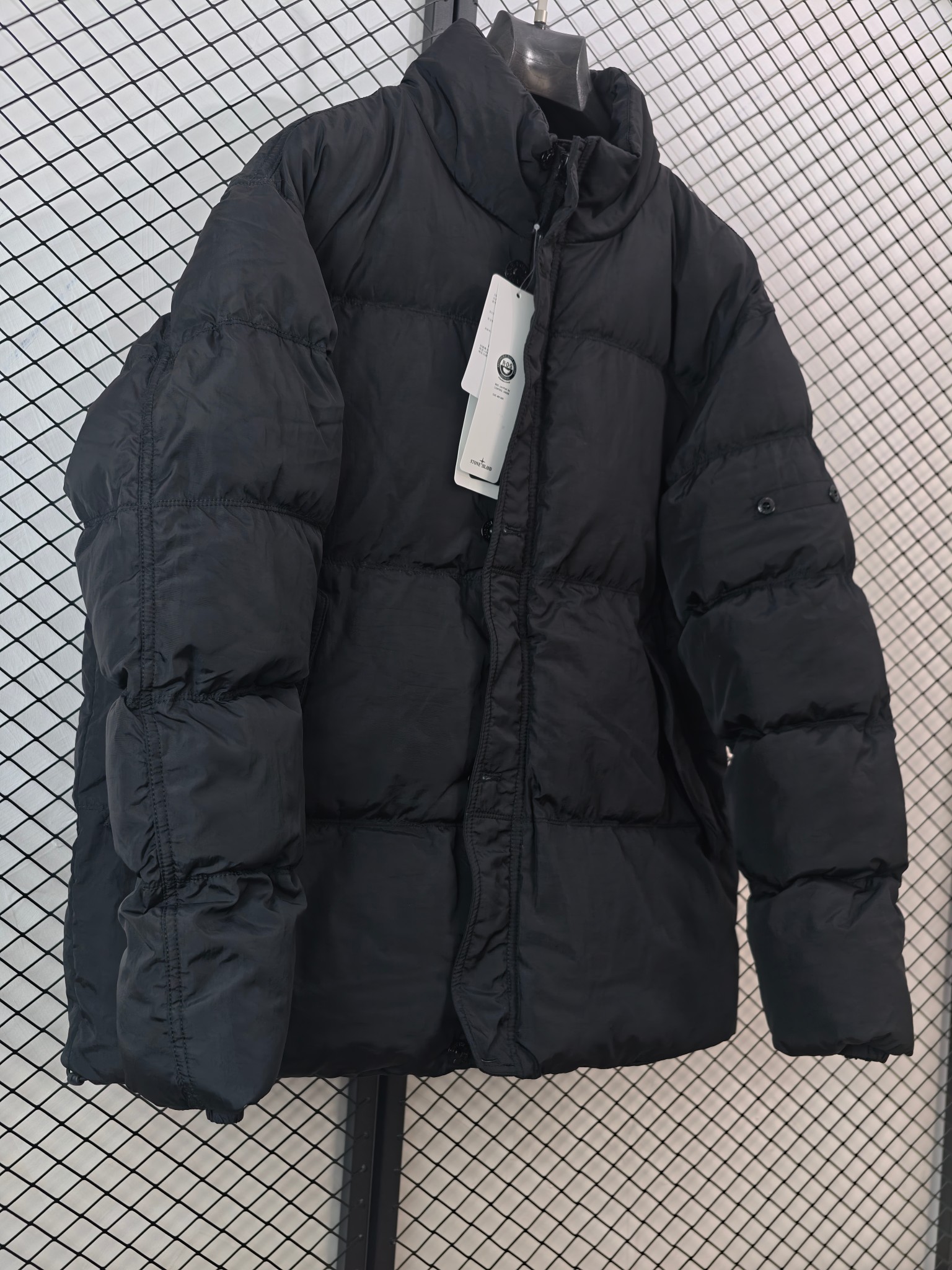 💰205
【Stone Island 石头岛 | 幽灵岛系列】
侧徽章棉服· 可拆解勋章 · 多面料拼接

● 核心工艺：采用三种面料裁片精准拼接，配备可拆解侧边勋章，使用YKK定制拉链与开模定制五金
●甄选材质：二维码信息贴纸可验证产品信息，全套包装辅料齐全
●包容版型：双口袋设计增强实用性，版型挺括，满足多场景需求

尺码参考
S/ M / L / XL / XXL

配色
黑色｜卡其灰

#StoneIsland #幽灵岛棉服 #侧徽章 #可拆解勋章

---