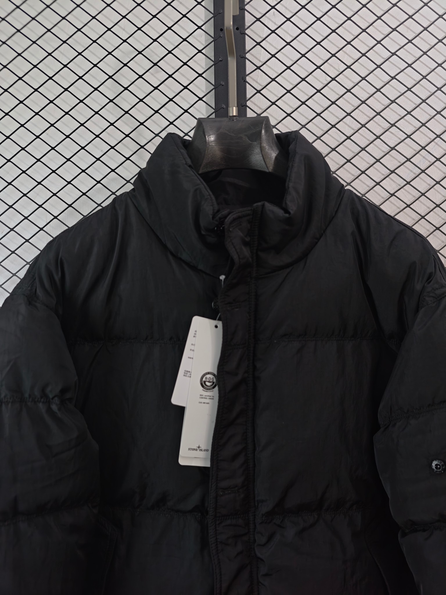 💰205
【Stone Island 石头岛 | 幽灵岛系列】
侧徽章棉服· 可拆解勋章 · 多面料拼接

● 核心工艺：采用三种面料裁片精准拼接，配备可拆解侧边勋章，使用YKK定制拉链与开模定制五金
●甄选材质：二维码信息贴纸可验证产品信息，全套包装辅料齐全
●包容版型：双口袋设计增强实用性，版型挺括，满足多场景需求

尺码参考
S/ M / L / XL / XXL

配色
黑色｜卡其灰

#StoneIsland #幽灵岛棉服 #侧徽章 #可拆解勋章

---