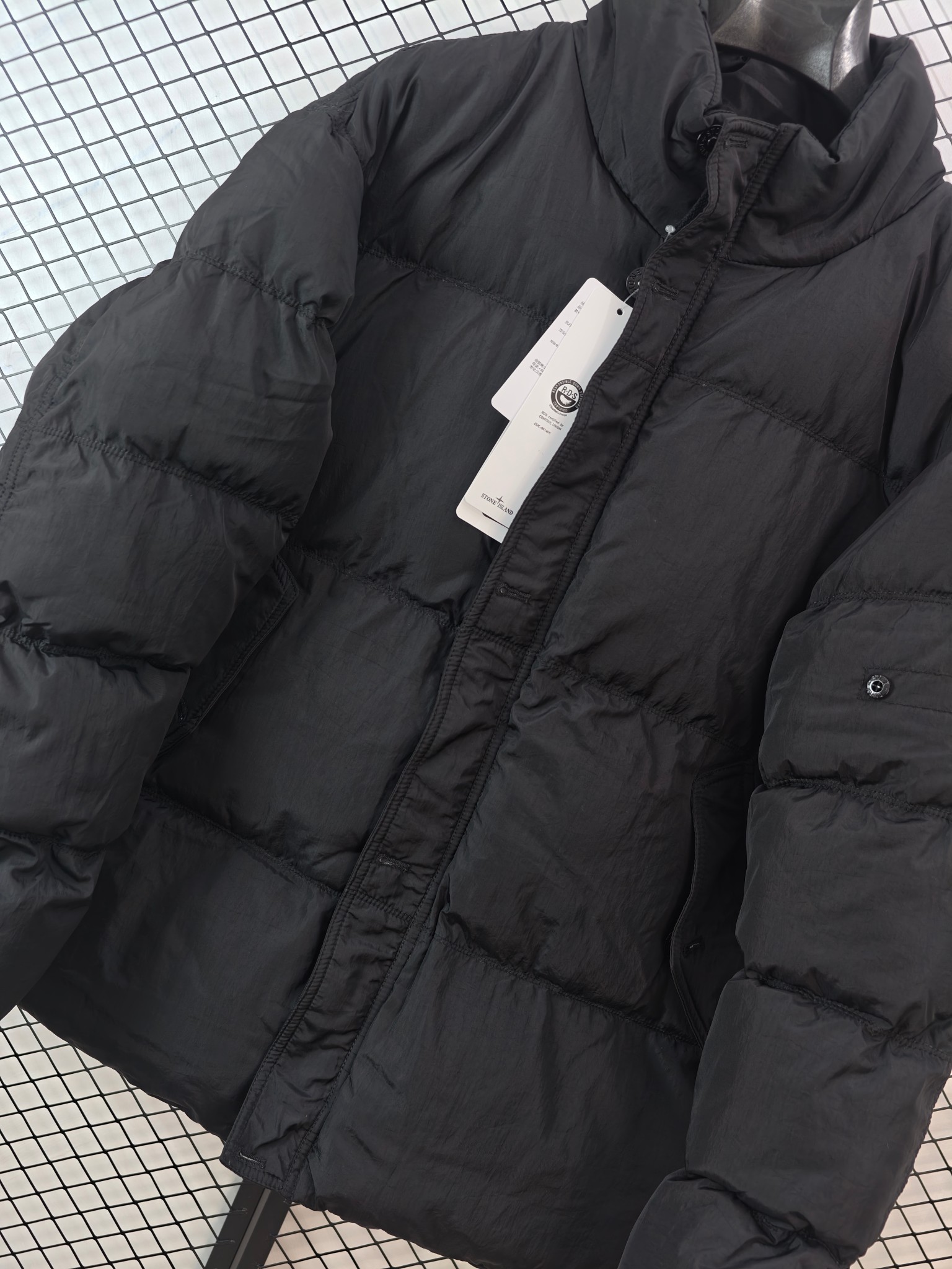 💰205
【Stone Island 石头岛 | 幽灵岛系列】
侧徽章棉服· 可拆解勋章 · 多面料拼接

● 核心工艺：采用三种面料裁片精准拼接，配备可拆解侧边勋章，使用YKK定制拉链与开模定制五金
●甄选材质：二维码信息贴纸可验证产品信息，全套包装辅料齐全
●包容版型：双口袋设计增强实用性，版型挺括，满足多场景需求

尺码参考
S/ M / L / XL / XXL

配色
黑色｜卡其灰

#StoneIsland #幽灵岛棉服 #侧徽章 #可拆解勋章

---