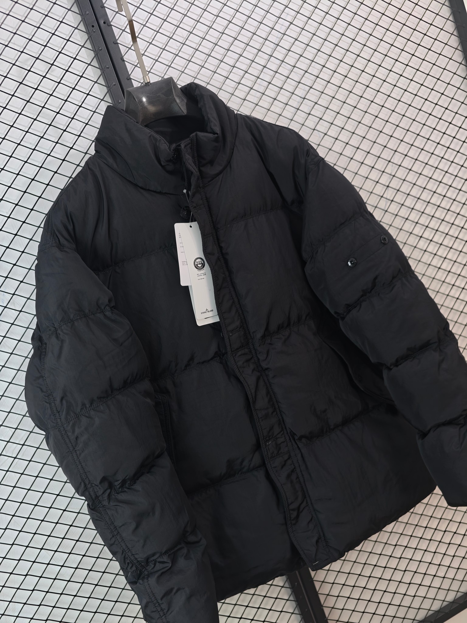 💰205
【Stone Island 石头岛 | 幽灵岛系列】
侧徽章棉服· 可拆解勋章 · 多面料拼接

● 核心工艺：采用三种面料裁片精准拼接，配备可拆解侧边勋章，使用YKK定制拉链与开模定制五金
●甄选材质：二维码信息贴纸可验证产品信息，全套包装辅料齐全
●包容版型：双口袋设计增强实用性，版型挺括，满足多场景需求

尺码参考
S/ M / L / XL / XXL

配色
黑色｜卡其灰

#StoneIsland #幽灵岛棉服 #侧徽章 #可拆解勋章

---