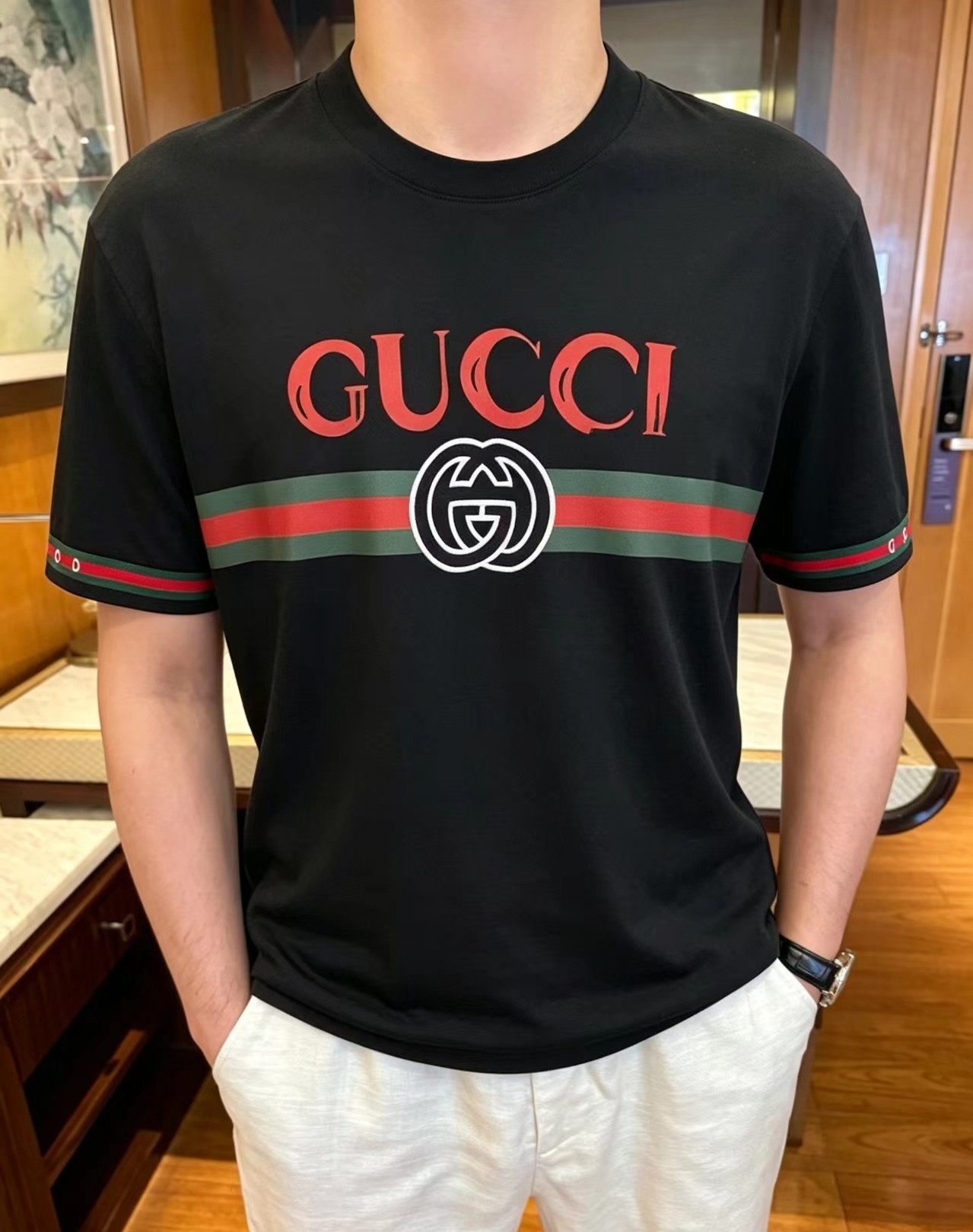 NO:954864,'Gucci GUCCI' VIP advanced customization!  2026 spring and summer new short-sleeved. This T-shirt is a new product in the summer men's wear series. It is carefully made of imported fabrics with mercerized technology and has a heavy three-dimensional logo to add a casual style. Size M-3XL Recommended reference M120 catties or less (including 120 catties) L121-140 catties XL141-160 catties 2XL161-180 catties  3XL181—200 pounds,,gucci,T-shirt,tees,t-shirt,19860909《古奇 GUCCI》VIP高级定制！ 2026春夏季新款短袖.这款T恤是夏季男装系列新品,采用丝光工艺进口面料精心制作,重工立体Logo,增添休闲风范.码数 M-3XL 推荐参考 M120斤以内（含120斤） L121—140斤 XL141—160斤 2XL161—180斤 3XL181—200斤,,gucci,T-shirt,tees，t-shirt,,Men's clothing