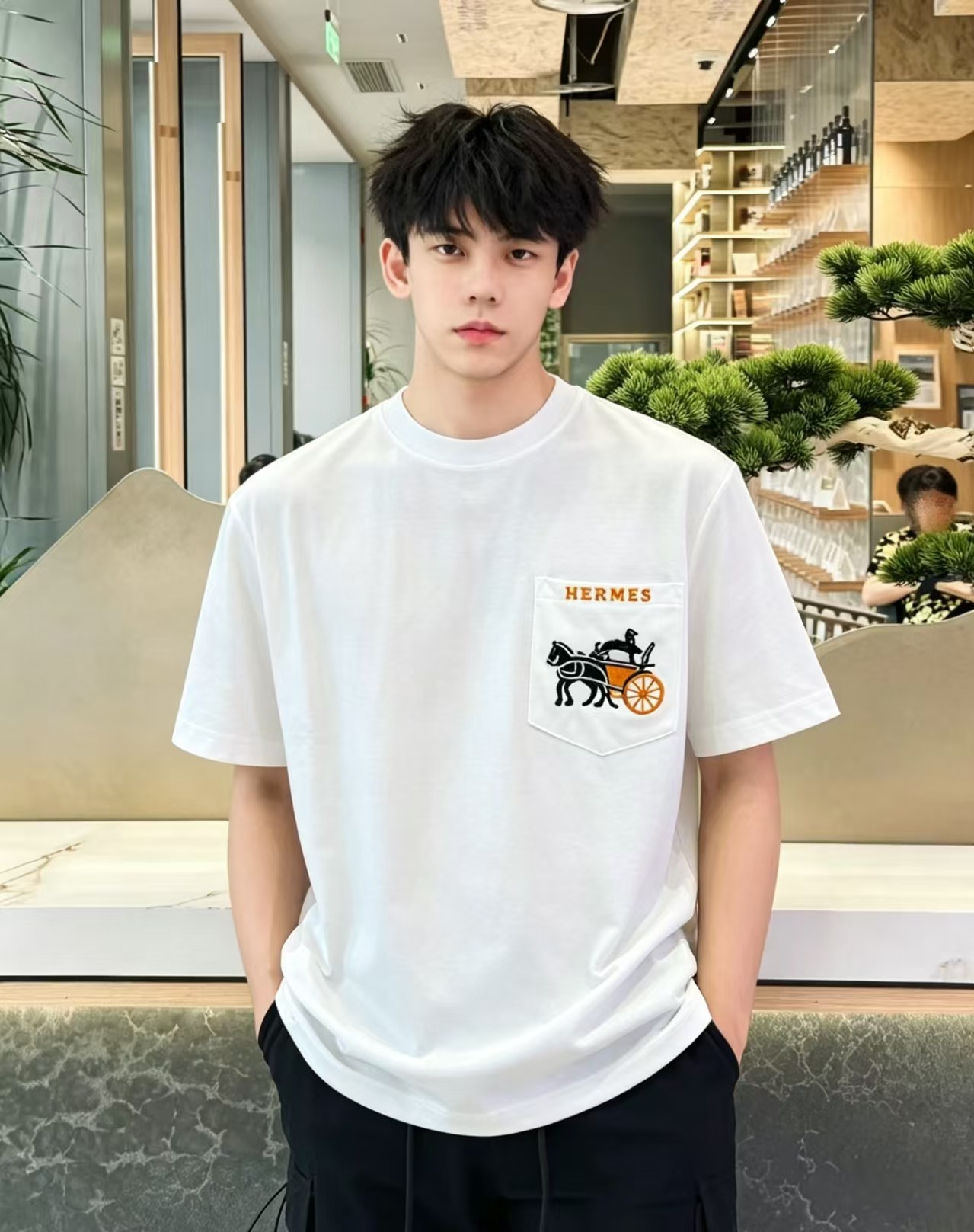 NO:958376,'HERMES' VIP advanced customization!  2026 spring and summer new short-sleeved. This T-shirt is a new product in the summer men's wear series. It is carefully made of imported fabrics with mercerized technology and has a heavy three-dimensional logo to add a casual style. Size M-3XL Recommended reference M120 catties or less (including 120 catties) L121-140 catties XL141-160 catties 2XL161-180 catties  3XL181—200 pounds,,hermes,hermes,T-shirt,tees,t-shirt,19860909《爱马仕 HERMES》VIP高级定制！ 2026春夏季新款短袖.这款T恤是夏季男装系列新品,采用丝光工艺进口面料精心制作,重工立体Logo,增添休闲风范.码数 M-3XL 推荐参考 M120斤以内（含120斤） L121—140斤 XL141—160斤 2XL161—180斤 3XL181—200斤,,hermes,hermes,T-shirt,tees，t-shirt,,Men's clothing
