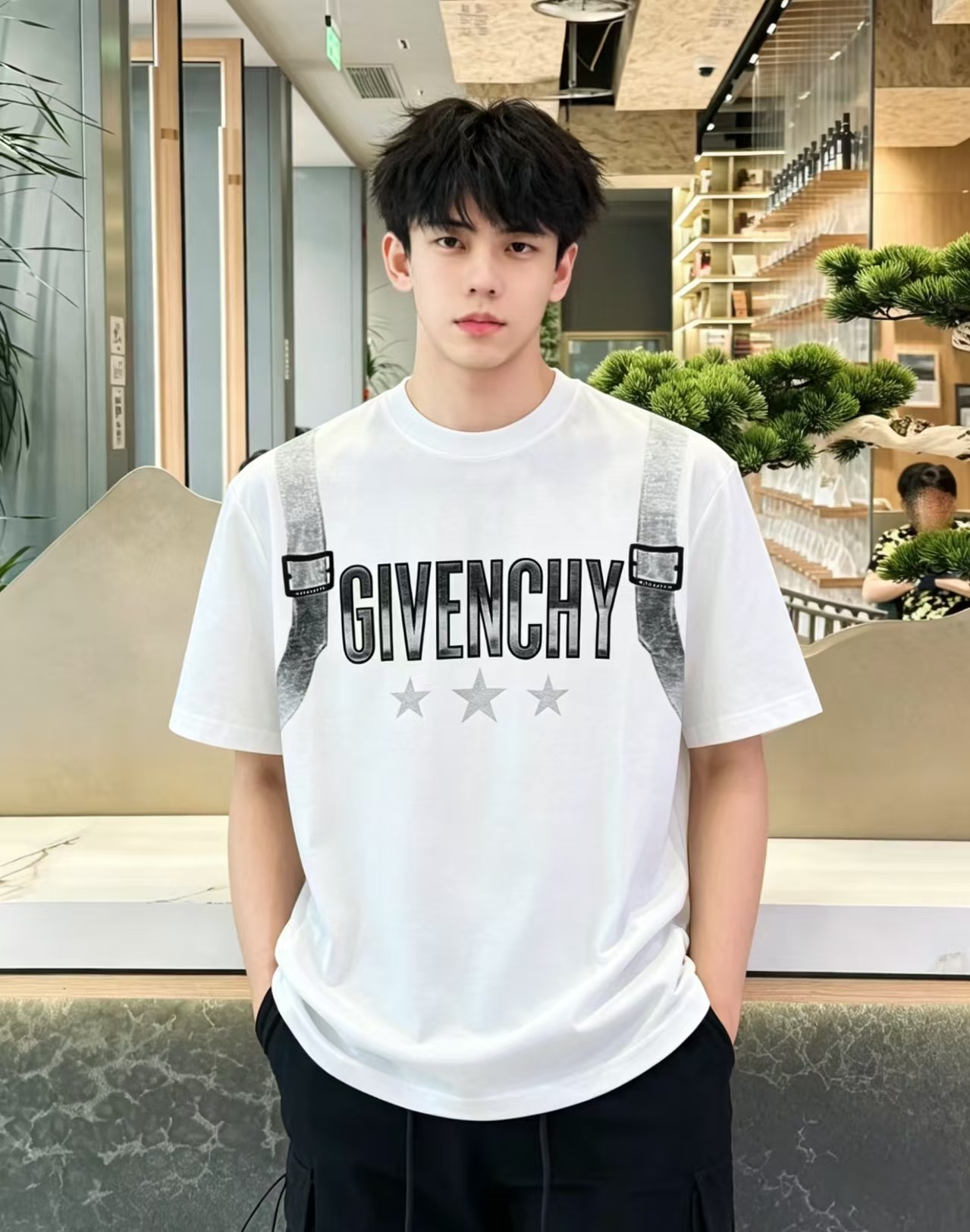 NO:958391,'Givenchy GIVENCHY' VIP advanced customization!  2026 spring and summer new short-sleeved. This T-shirt is a new product in the summer men's wear series. It is carefully made of imported fabrics with mercerized technology and has a heavy three-dimensional logo to add a casual style. Size M-3XL Recommended reference M120 catties or less (including 120 catties) L121-140 catties XL141-160 catties 2XL161-180 catties  3XL181—200 pounds,,givenchy,givenchy,T-shirt,tees,t-shirt,19860909《纪梵希 GIVENCHY》VIP高级定制！ 2026春夏季新款短袖.这款T恤是夏季男装系列新品,采用丝光工艺进口面料精心制作,重工立体Logo,增添休闲风范.码数 M-3XL 推荐参考 M120斤以内（含120斤） L121—140斤 XL141—160斤 2XL161—180斤 3XL181—200斤,,givenchy,givenchy,T-shirt,tees，t-shirt,,Men's clothing