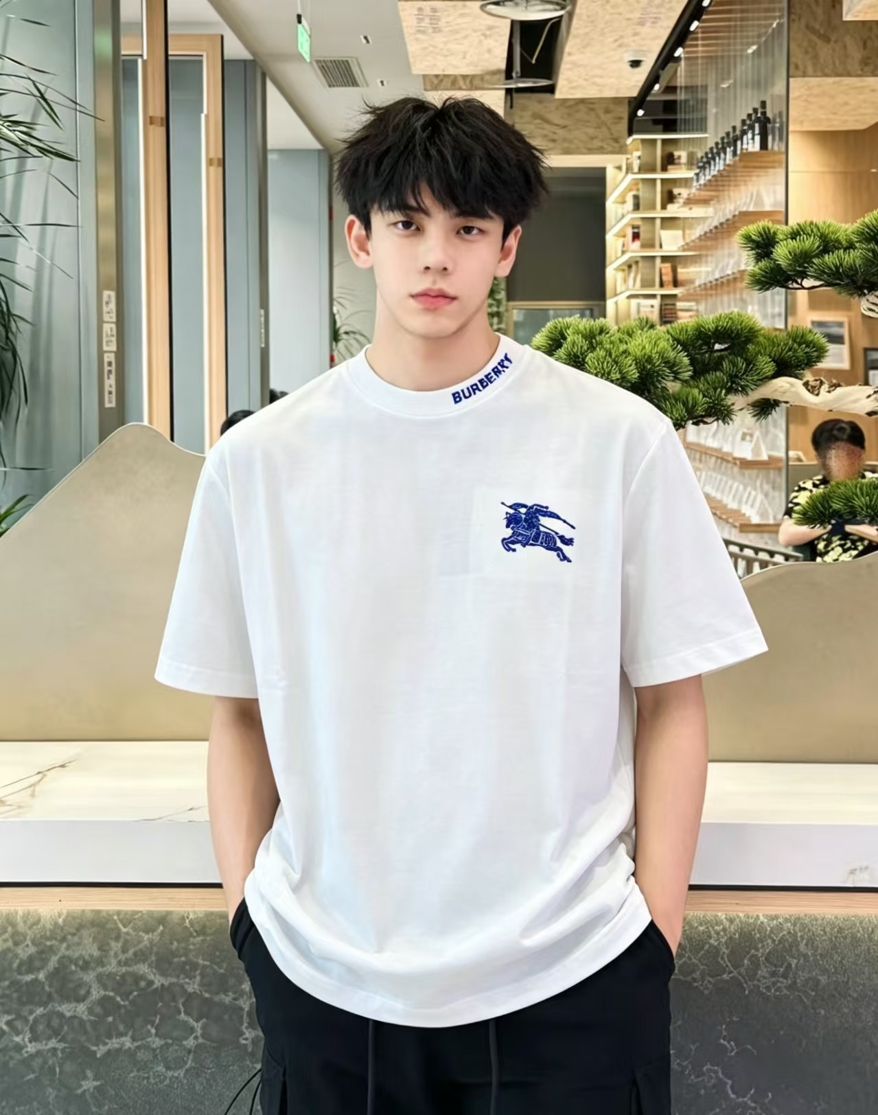 NO:958404,'Burberry' VIP advanced customization!  2026 spring and summer new short-sleeved. This T-shirt is a new product in the summer men's wear series. It is carefully made of imported fabrics with mercerized technology and has a heavy three-dimensional logo to add a casual style. Size M-3XL Recommended reference M120 catties or less (including 120 catties) L121-140 catties XL141-160 catties 2XL161-180 catties  3XL181—200 pounds,,burberry,burberry,T-shirt,tees,t-shirt,19860909《巴宝莉 Burberry》VIP高级定制！ 2026春夏季新款短袖.这款T恤是夏季男装系列新品,采用丝光工艺进口面料精心制作,重工立体Logo,增添休闲风范.码数 M-3XL 推荐参考 M120斤以内（含120斤） L121—140斤 XL141—160斤 2XL161—180斤 3XL181—200斤,,burberry,burberry,T-shirt,tees，t-shirt,,Men's clothing