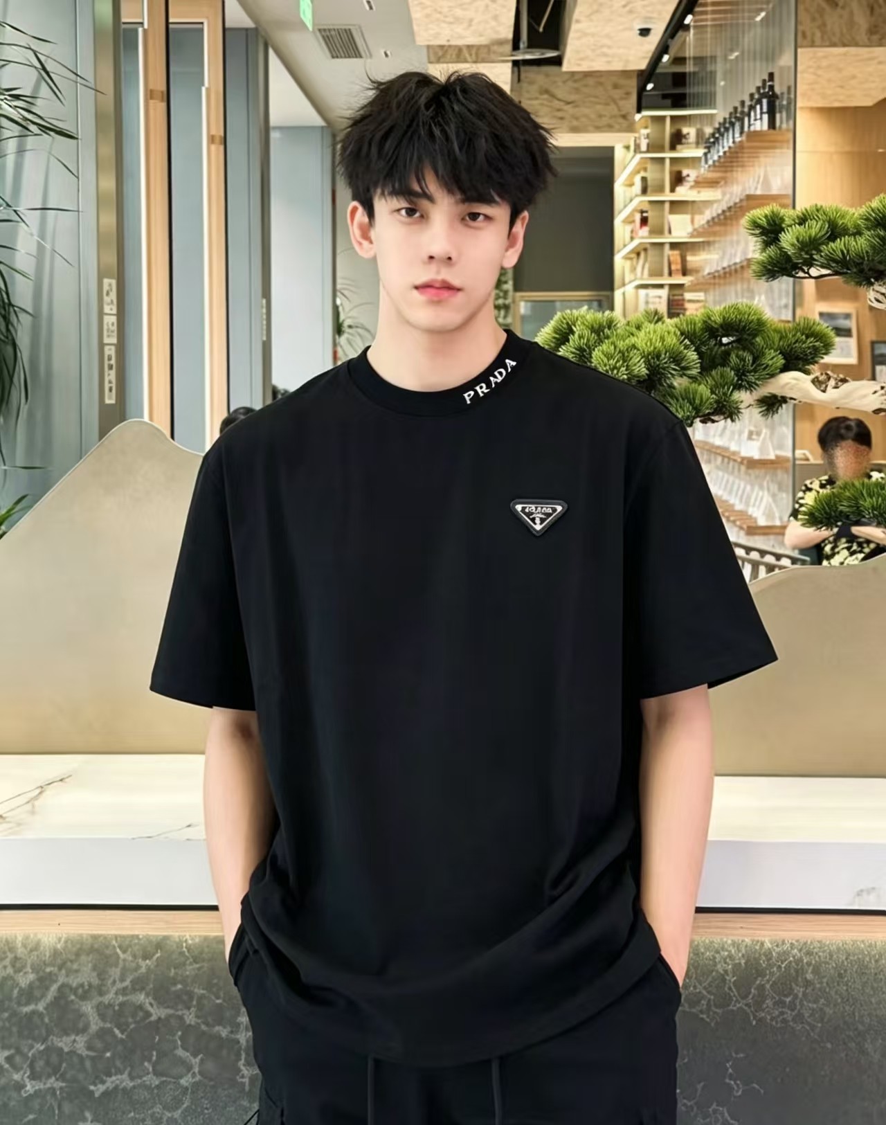NO:958409,'PRADA' VIP advanced customization!  2026 spring and summer new short-sleeved. This T-shirt is a new product in the summer men's wear series. It is carefully made of imported fabrics with mercerized technology and has a heavy three-dimensional logo to add a casual style. Size M-3XL Recommended reference M120 catties or less (including 120 catties) L121-140 catties XL141-160 catties 2XL161-180 catties  3XL181—200 pounds,,prada,prada,T-shirt,tees,t-shirt,19860909《普拉达 PRADA》VIP高级定制！ 2026春夏季新款短袖.这款T恤是夏季男装系列新品,采用丝光工艺进口面料精心制作,重工立体Logo,增添休闲风范.码数 M-3XL 推荐参考 M120斤以内（含120斤） L121—140斤 XL141—160斤 2XL161—180斤 3XL181—200斤,,prada,prada,T-shirt,tees，t-shirt,,Men's clothing