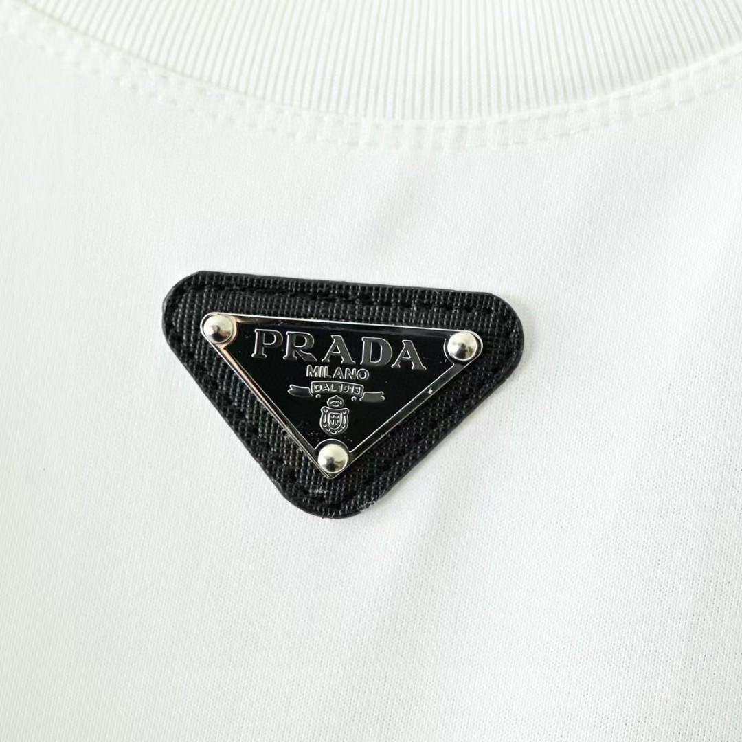 💰85
普拉达PRADA2025年夏季基础款T恤短袖!刺绣logo!棉面料!可搭配情侣款!男女同款！  
 尺码:S-2XL    颜色: 黑色,白色,大地灰
适合亚洲人的独特潮流的裁剪,男女同款！
轻薄透气吸汗，32支纯双根纱棉材质，
无论日常还是运动时穿着，都非常舒适，
其他任何渠道，任何折扣，算下来都不可能以这样的价格入手！