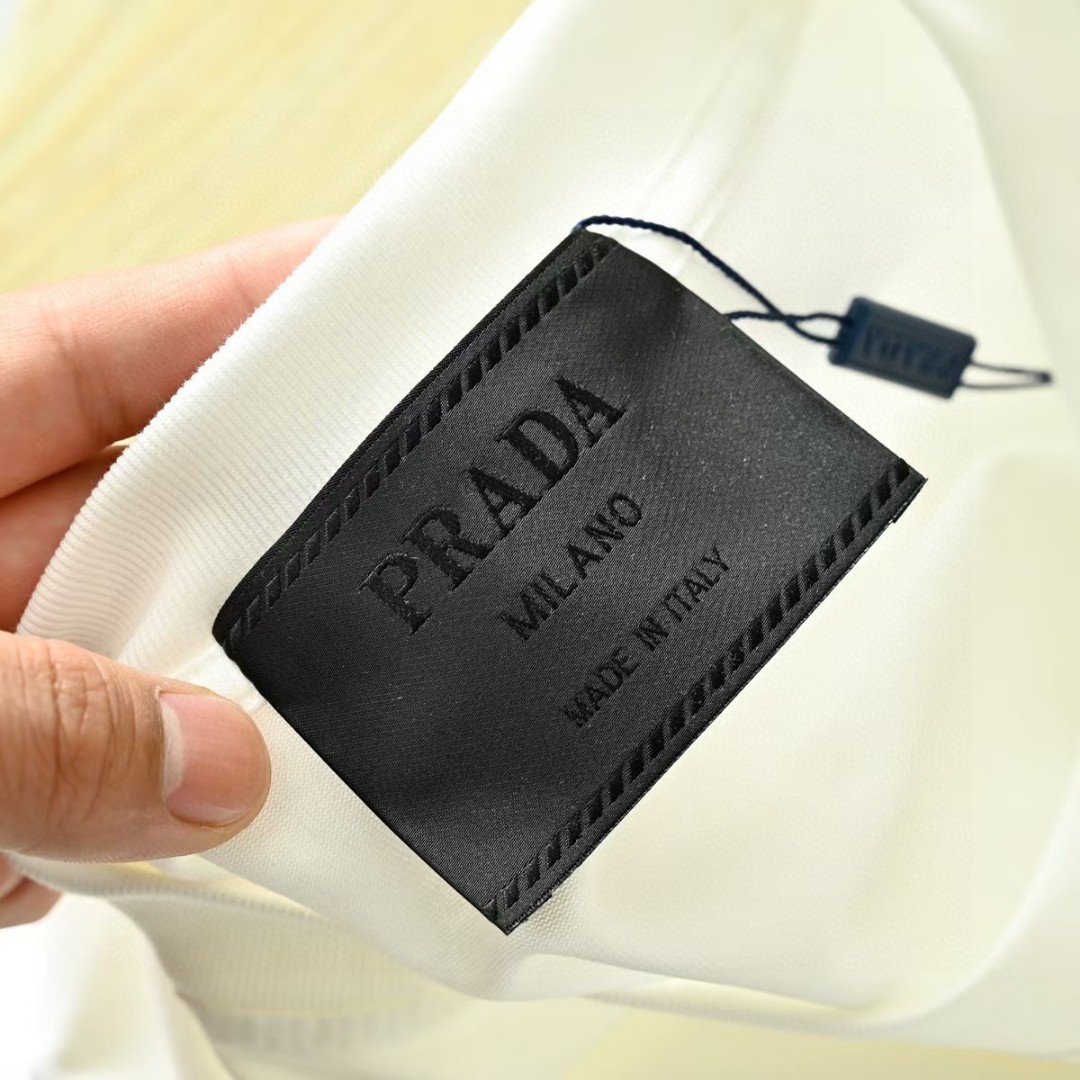 💰85
普拉达PRADA2025年夏季基础款T恤短袖!刺绣logo!棉面料!可搭配情侣款!男女同款！  
 尺码:S-2XL    颜色: 黑色,白色,大地灰
适合亚洲人的独特潮流的裁剪,男女同款！
轻薄透气吸汗，32支纯双根纱棉材质，
无论日常还是运动时穿着，都非常舒适，
其他任何渠道，任何折扣，算下来都不可能以这样的价格入手！