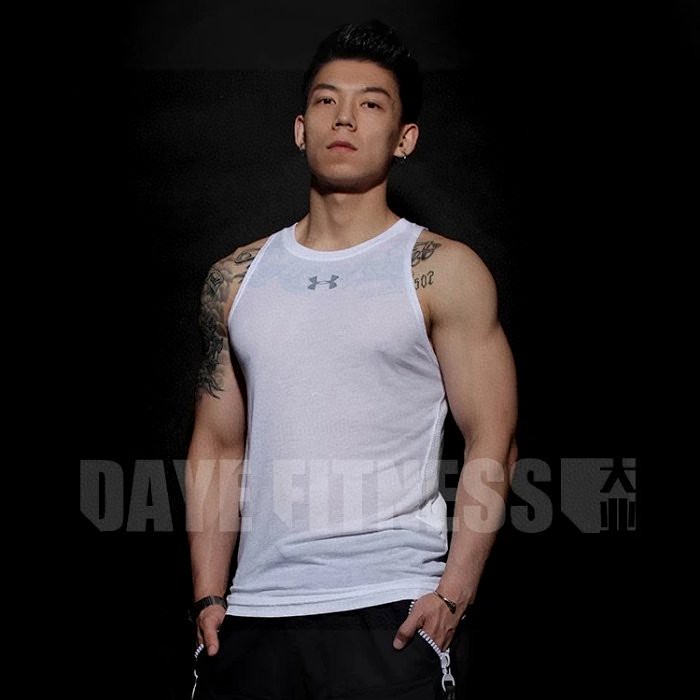 💰140包邮
UA安德玛强森同款男子吸排汗速干网眼无袖背心。运动、打底、健身都可以穿 ,可以说是多功能一体衣 质量和性价比都是今年最高的一款。
尺码:M.L.XL.2XL 颜色:黑色,白色
面料极其柔软舒适。设计和剪裁足以看出来是多么的经精挑细选。为了提高活动自由度、透气性 保持干爽轻 盈 ,采用的都是进口排潮系统技术,这种技术可以防异味,有助于减少异味微生物的滋生。四维弹力面料 让您感到加倍速干、顺滑、轻盈,特别是在运动后全身都不会让你感到汗液粘敷感。 这个季节单穿、打底 随意搭配,高科技新型速干面料,舒适透气,立体剪裁工艺,版型超好,夏天秀身材好利器。 颜色:黑色 白色 尺码:M-2XL