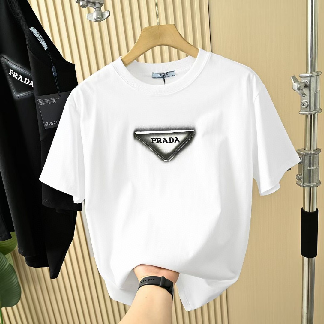 Prada Camiseta de Algodón con Logo Bordado para Hombre y Mujer 4 a1748144188282 5531