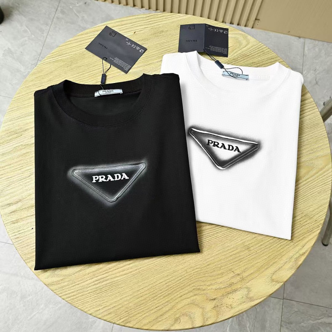 Prada Camiseta de Algodón con Logo Bordado para Hombre y Mujer 5 a1748144188285 5267