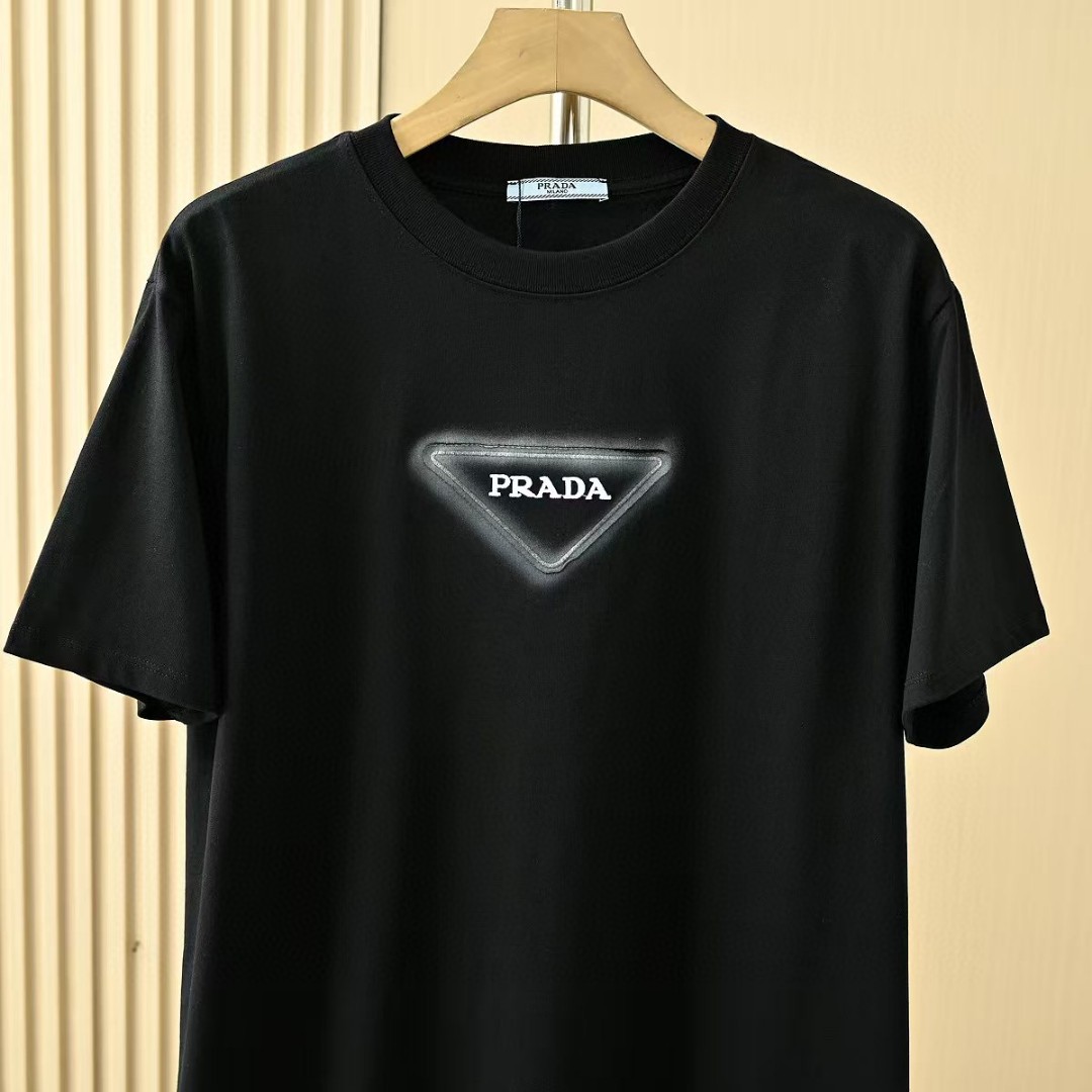Prada Camiseta de Algodón con Logo Bordado para Hombre y Mujer 11 a1748144189347 5243