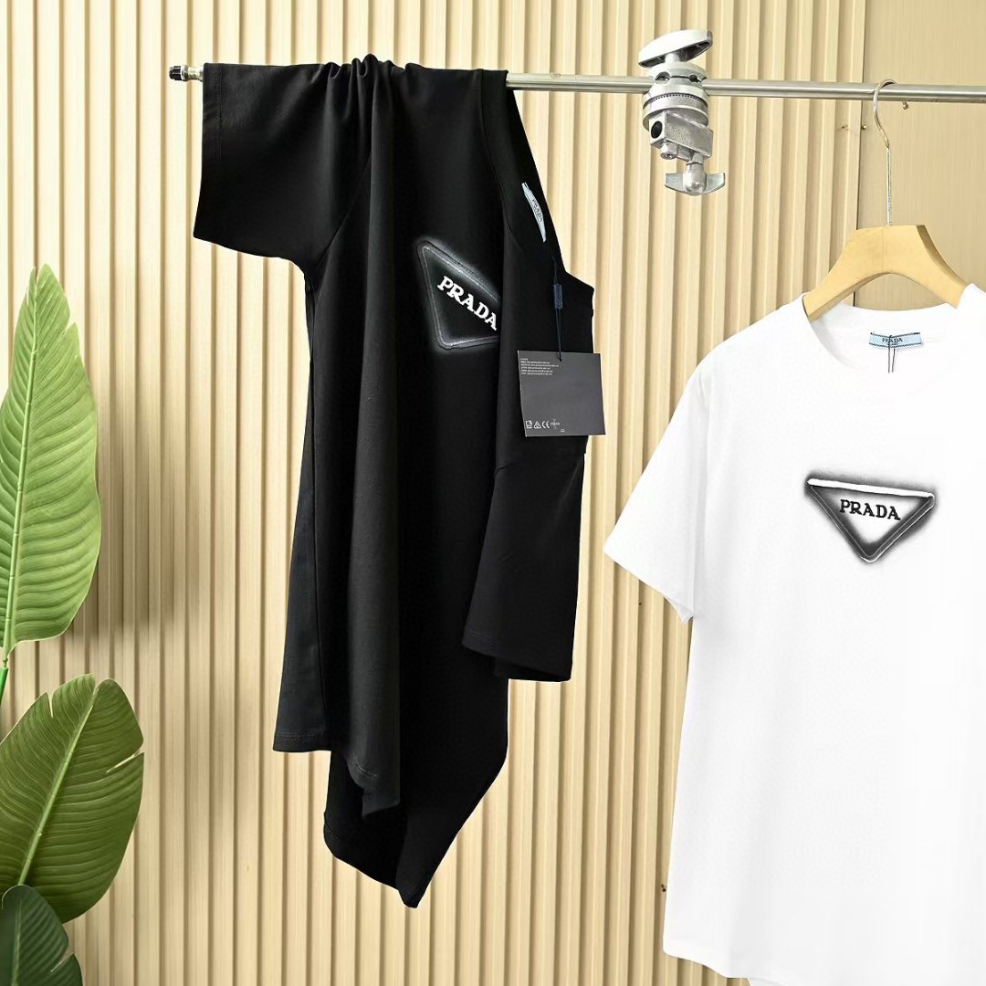 Prada Camiseta de Algodón con Logo Bordado para Hombre y Mujer 8 a1748144189348 2015