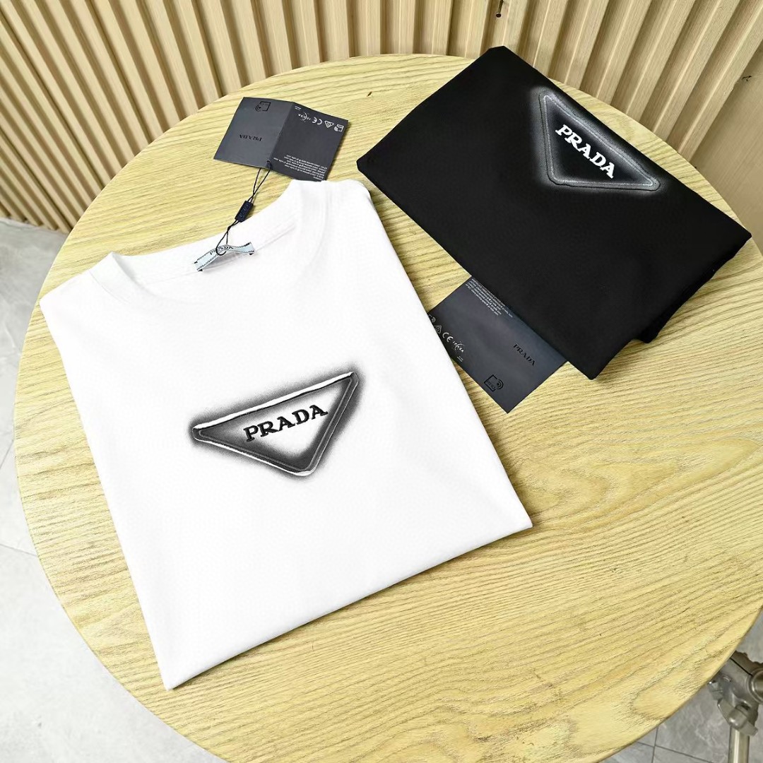 Prada Camiseta de Algodón con Logo Bordado para Hombre y Mujer 9 a1748144189348 4215