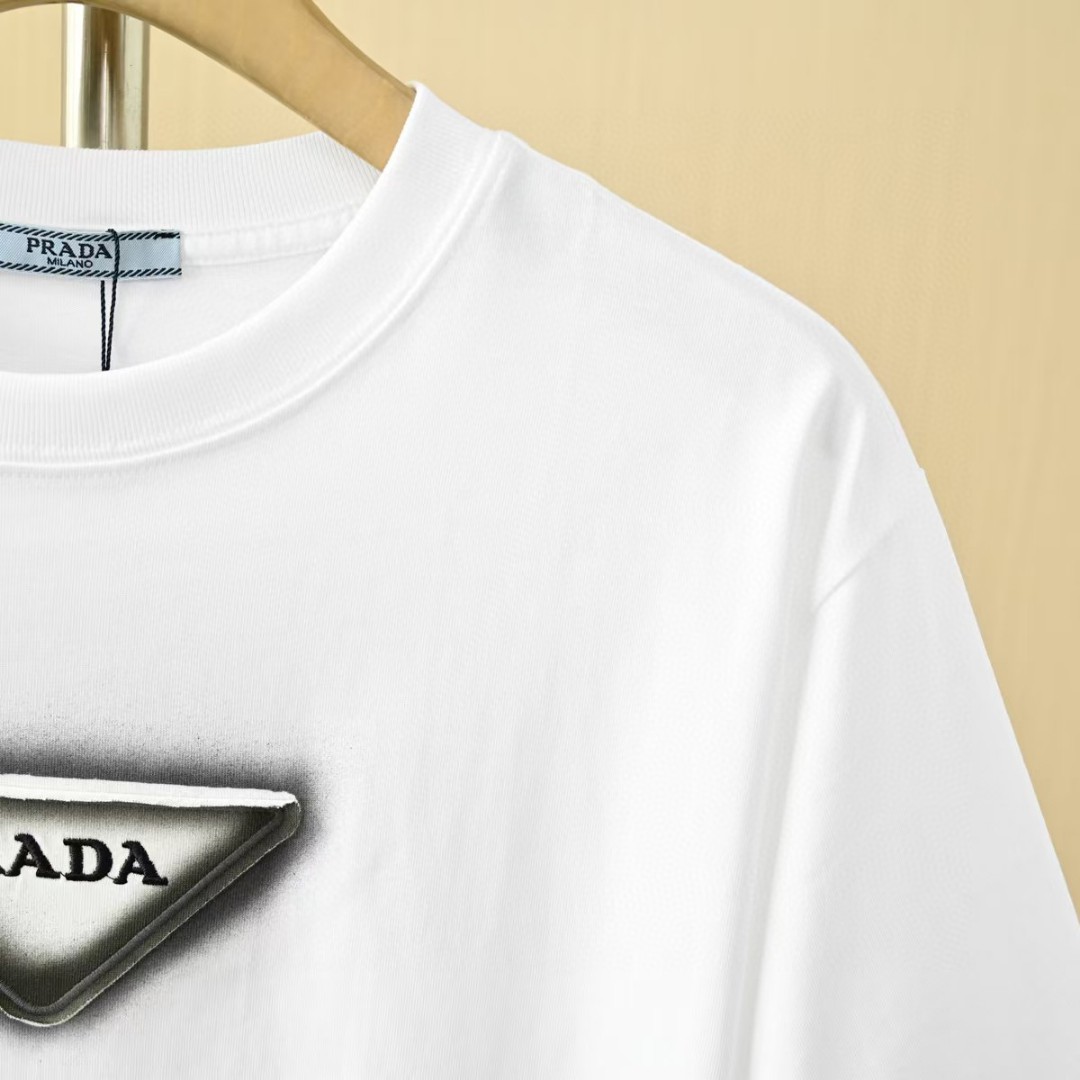 Prada Camiseta de Algodón con Logo Bordado para Hombre y Mujer 16 a1748144189951 2030