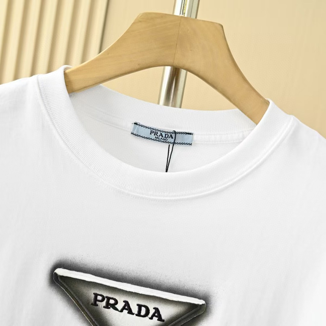 Prada Camiseta de Algodón con Logo Bordado para Hombre y Mujer 15 a1748144189954 0531